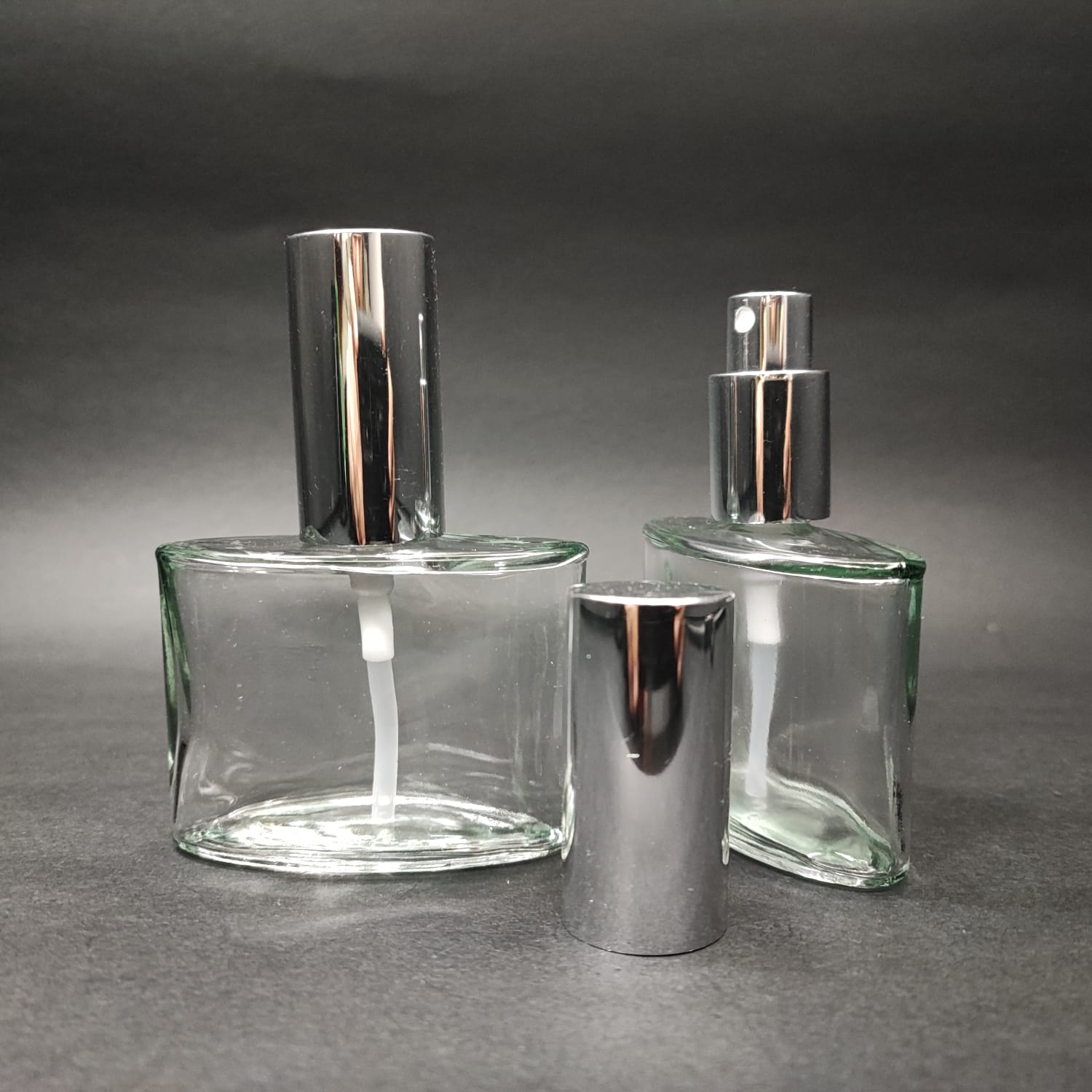 50 ML LÜKS VİDALI VALF ÇEVİRME PARFÜM ŞİŞELERİ - 50 CC YASSI ŞEFFAF CAM ŞİŞE - GÜMÜŞ METAL SPREYLİ KAPAKLI SET