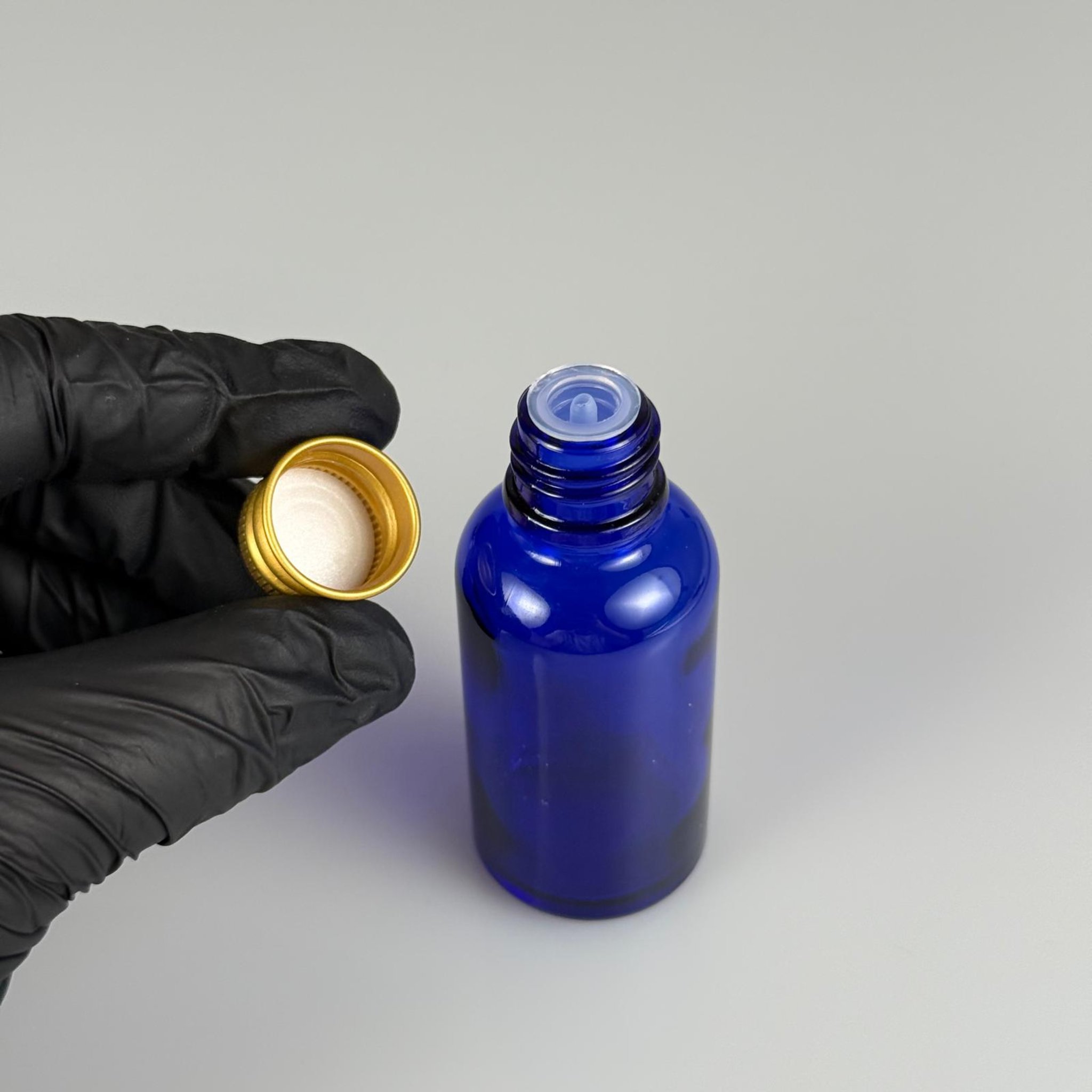 30 CC MAVİ CAM ŞİŞE + KÖPÜK CONTALI GOLD ALÜMİNYUM METAL KAPAKLI + DAMLALIKLI KOLONYA TIPALI TAKIM - 30 ML MAVİ CAM ŞİŞE