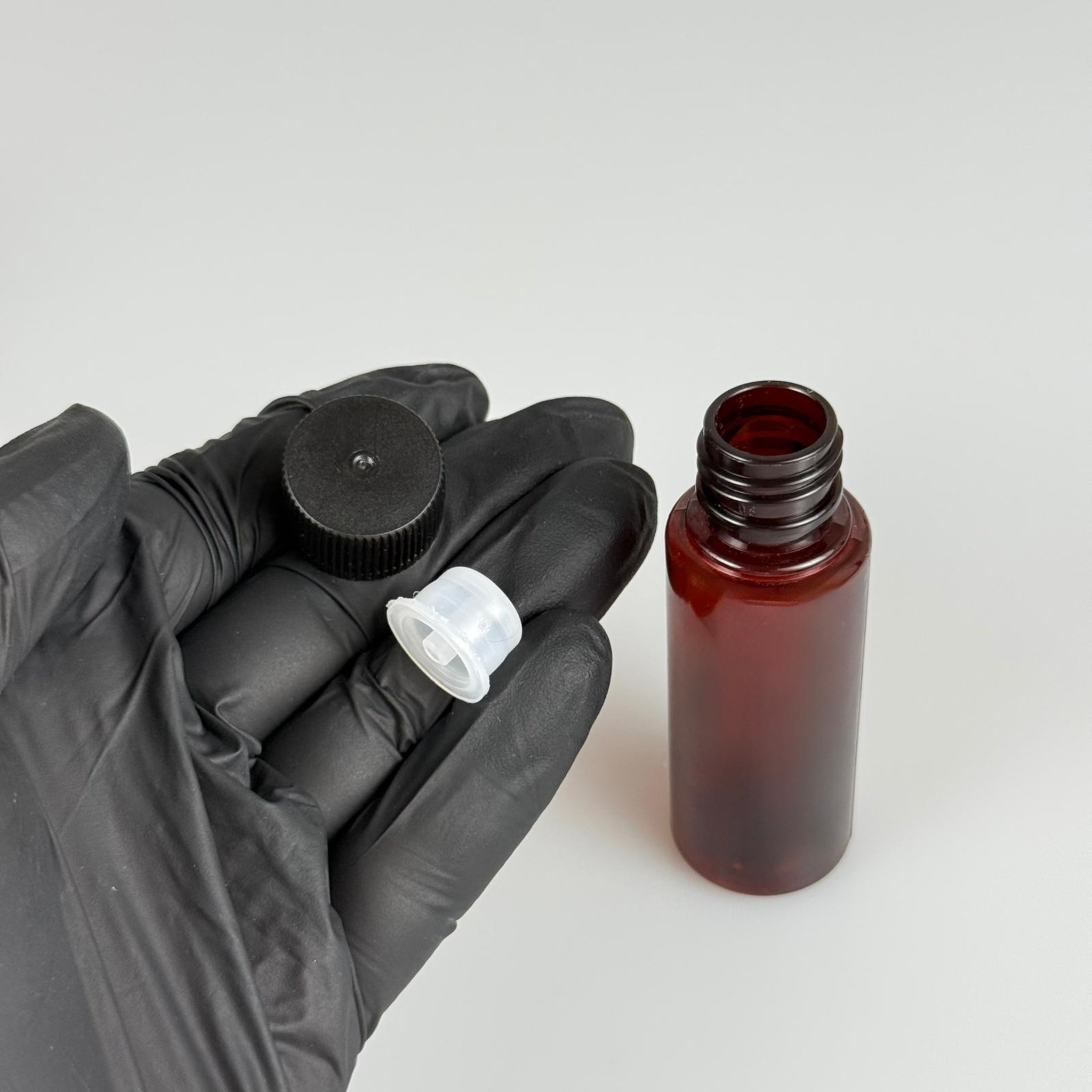 30 CC İÇTEN DAMLALIKLI PLASTİK ŞİŞE -  30 ML AMBER PET ŞİŞE + CONTALI SİYAH KAPAK + KOLONYA TIPALI (DELEREK KULLANILIR) TAKIM