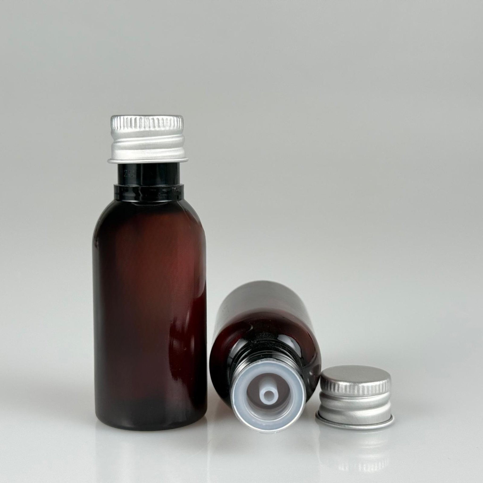 35 CC AMBER PET ŞİŞE - KÖPÜK CONTALI GÜMÜŞ ALÜMİNYUM METAL KAPAKLI + DAMLALIKLI KOLONYA TIPALI TAKIM - 35 ML KAHVERENGİ PET ŞİŞE