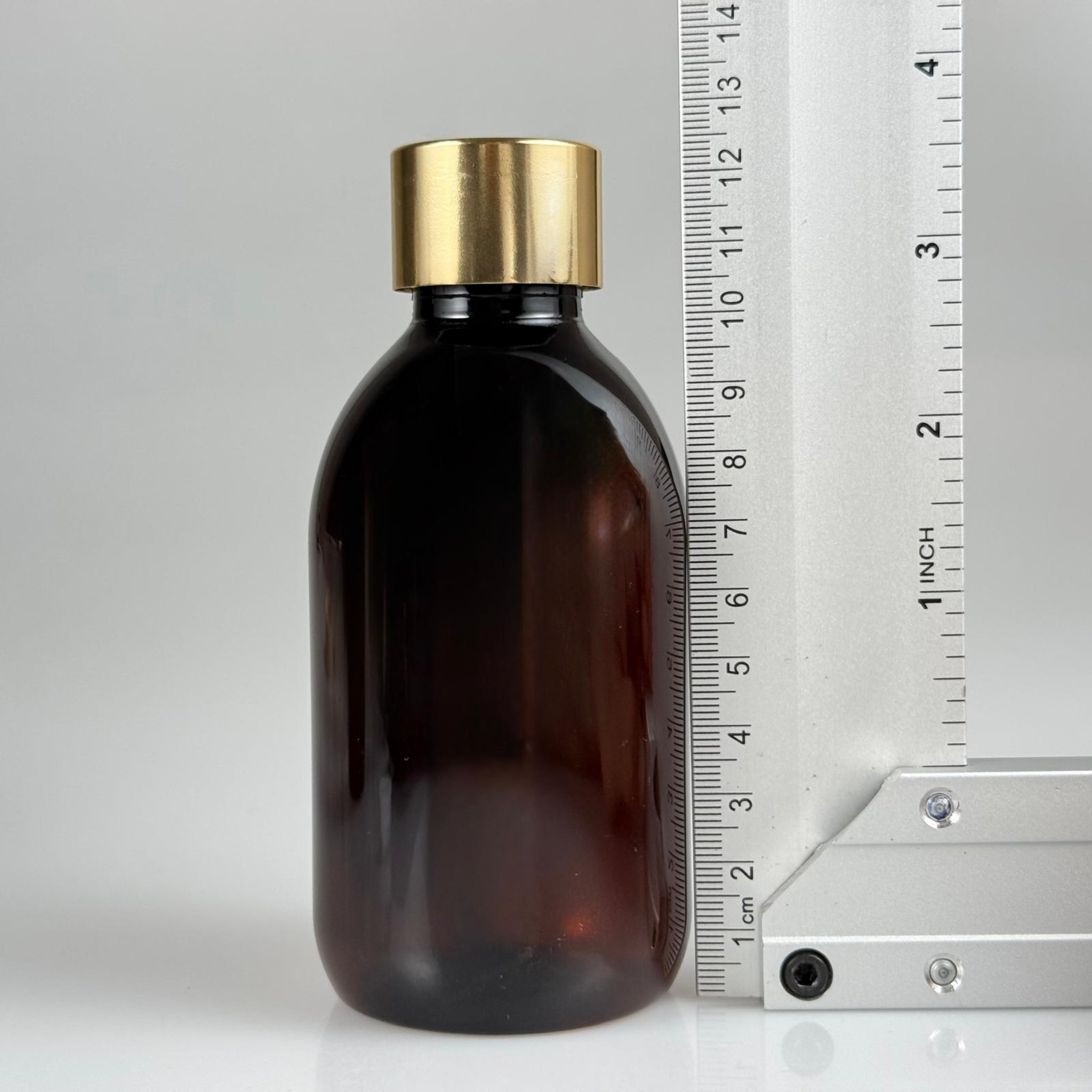 200 CC AMBER PET ECZA ŞİŞESİ + ALÜMİNYUM KAPLAMALI GOLD KAPAKLI TAKIM  - 200 ML KAHVERENGİ PLASTİK ŞURUP ŞİŞESİ (21 GR)