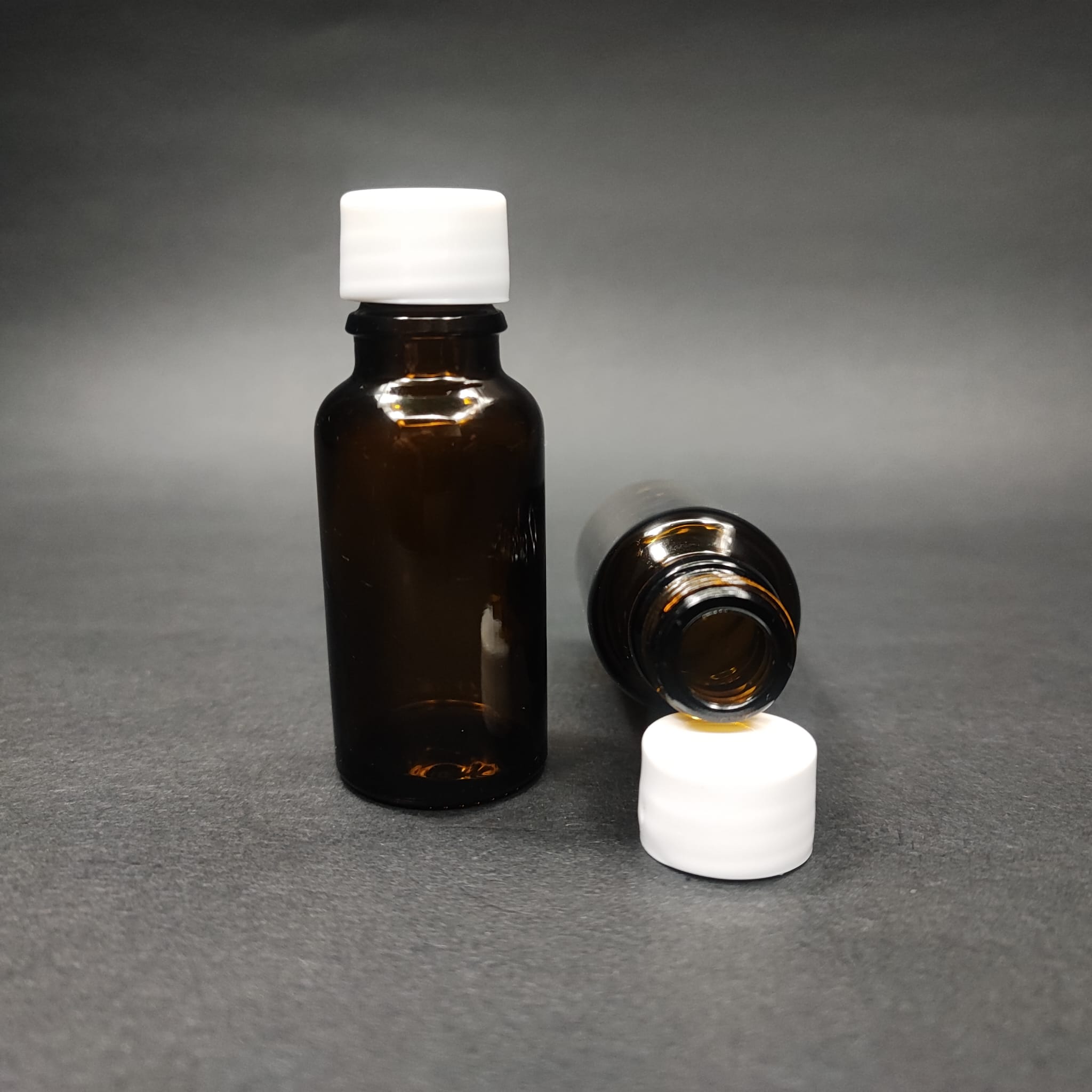 20 CC AMBER CAM ŞİŞE + KENDİNDEN CONTALI SIZDIRMAZ BEYAZ KAPAK - 20 ML KAPAKLI KAHVERENGİ CAM ŞİŞE