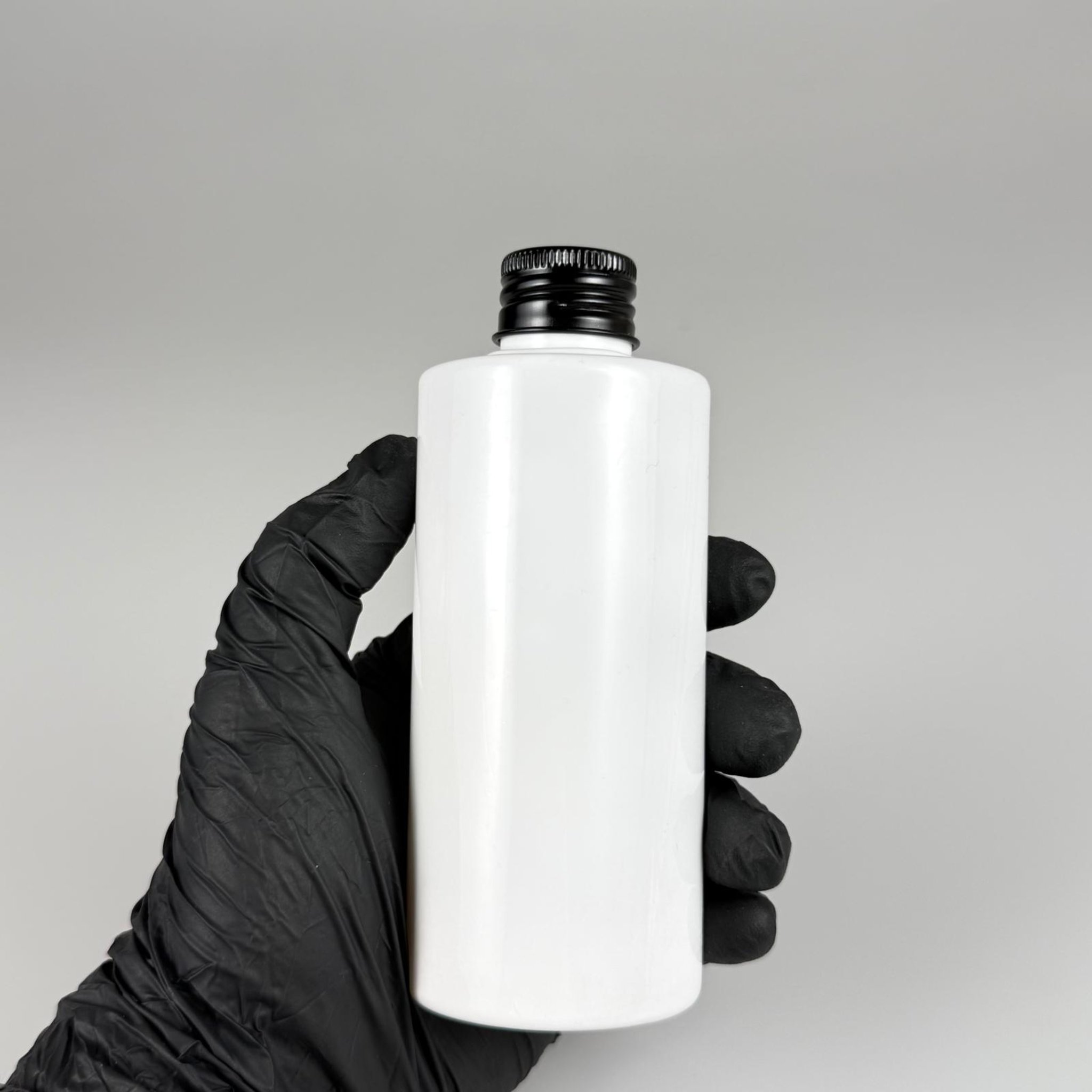 200 CC BEYAZ SİLİNDİR KESKİN KÜT MODEL SERT PLASTİK ŞİŞE (27 GR - 24 AĞIZ ) + KÖPÜK CONTALI SİYAH METAL ALÜMİNYUM KAPAKLI TAKIM - 200 CC KAPAKLI BEYAZ PET ŞİŞELER