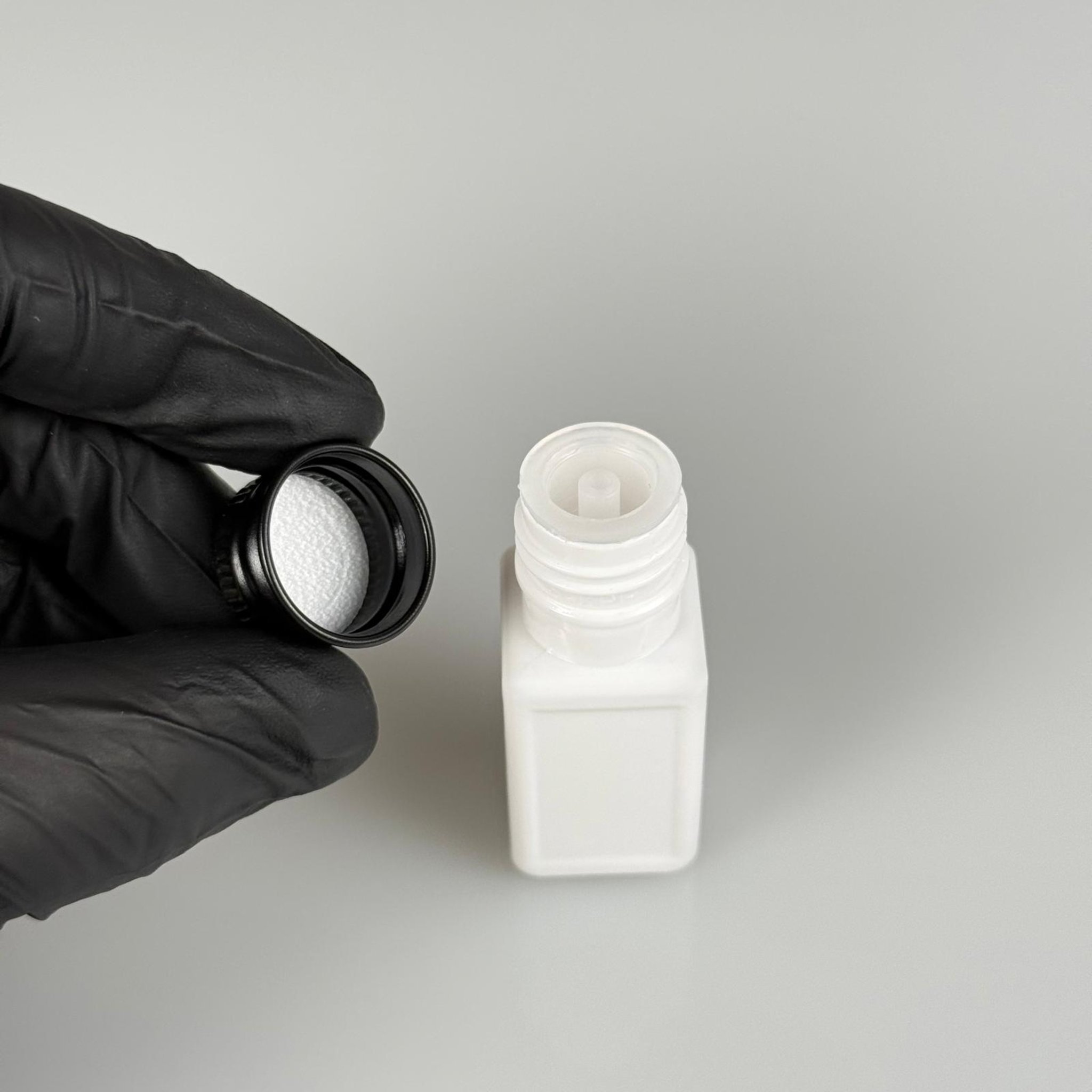 10 CC BEYAZ KARE PET SHOT ŞİŞE - KÖPÜK CONTALI SİYAH ALÜMİNYUM METAL KAPAKLI + DAMLALIKLI KOLONYA TIPALI TAKIM - 10 ML PLASTİK ŞİŞE