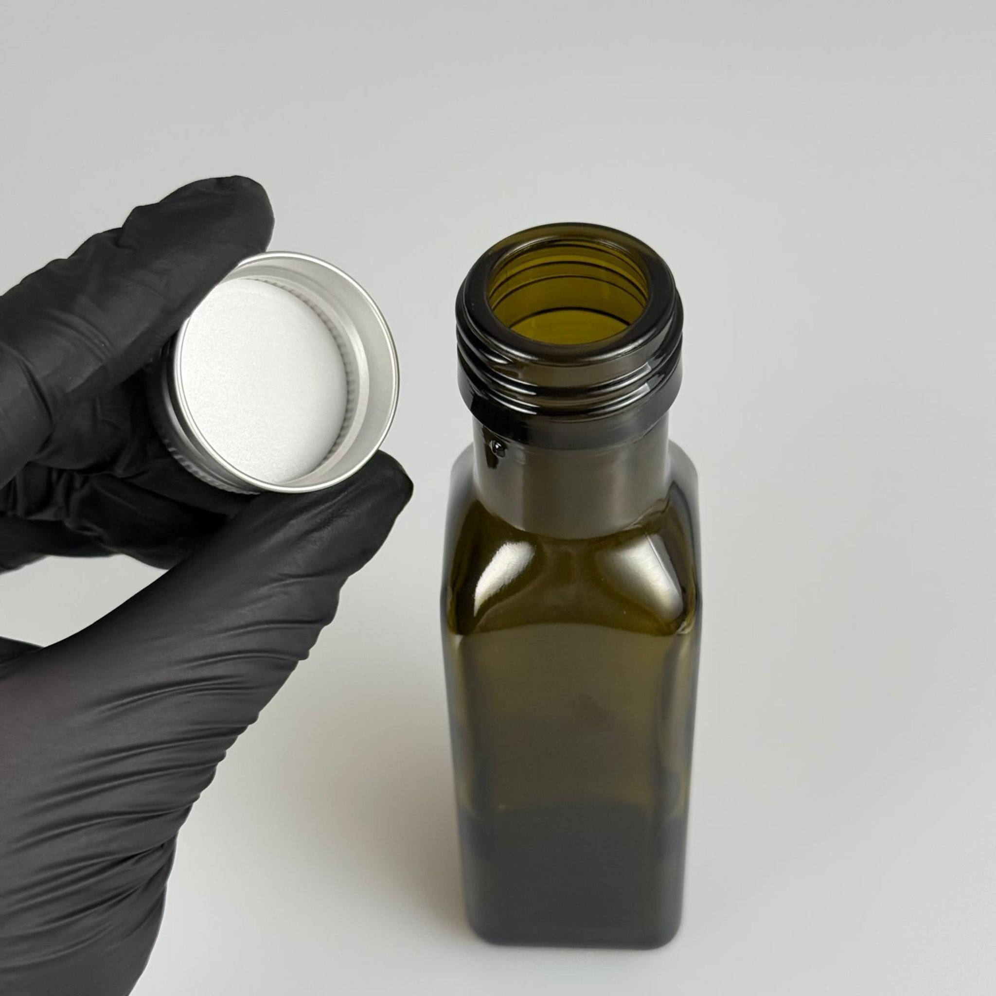 100 CC MARASKA CAM ŞİŞE KOYU YEŞİL (31 MM AĞIZ) - CONTALI GÜMÜŞ ALÜMİNYUM METAL KAPAKLI - 100 ML KÖŞELİ KARE MARASCA YAĞ VE SOS ŞİŞELERİ