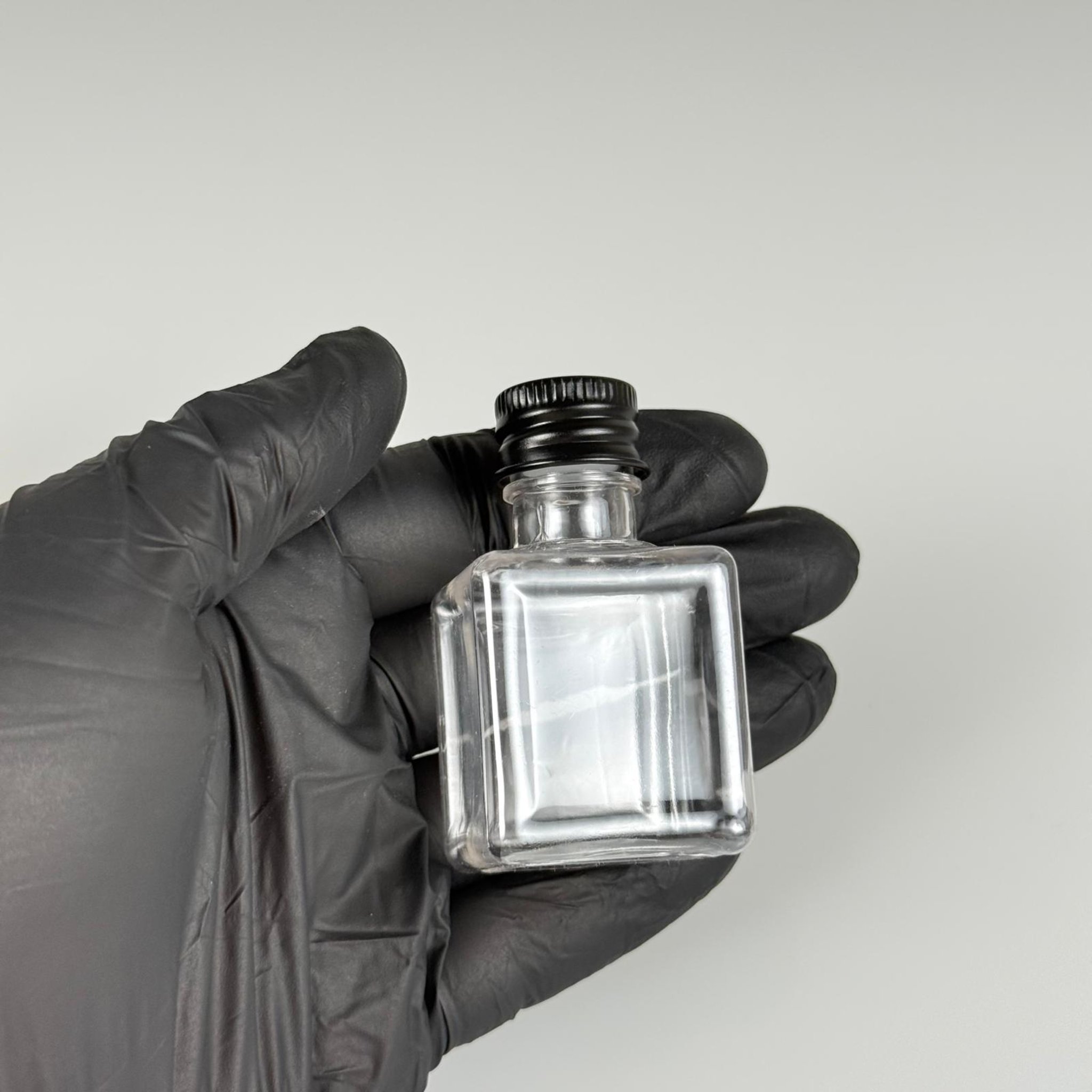 35 CC ŞEFFAF KARE PET ŞİŞE - KÖPÜK CONTALI SİYAH ALÜMİNYUM METAL KAPAKLI + KÖR TIPALI TAKIM - 35 ML ŞEFFAF KARE PET ŞİŞE