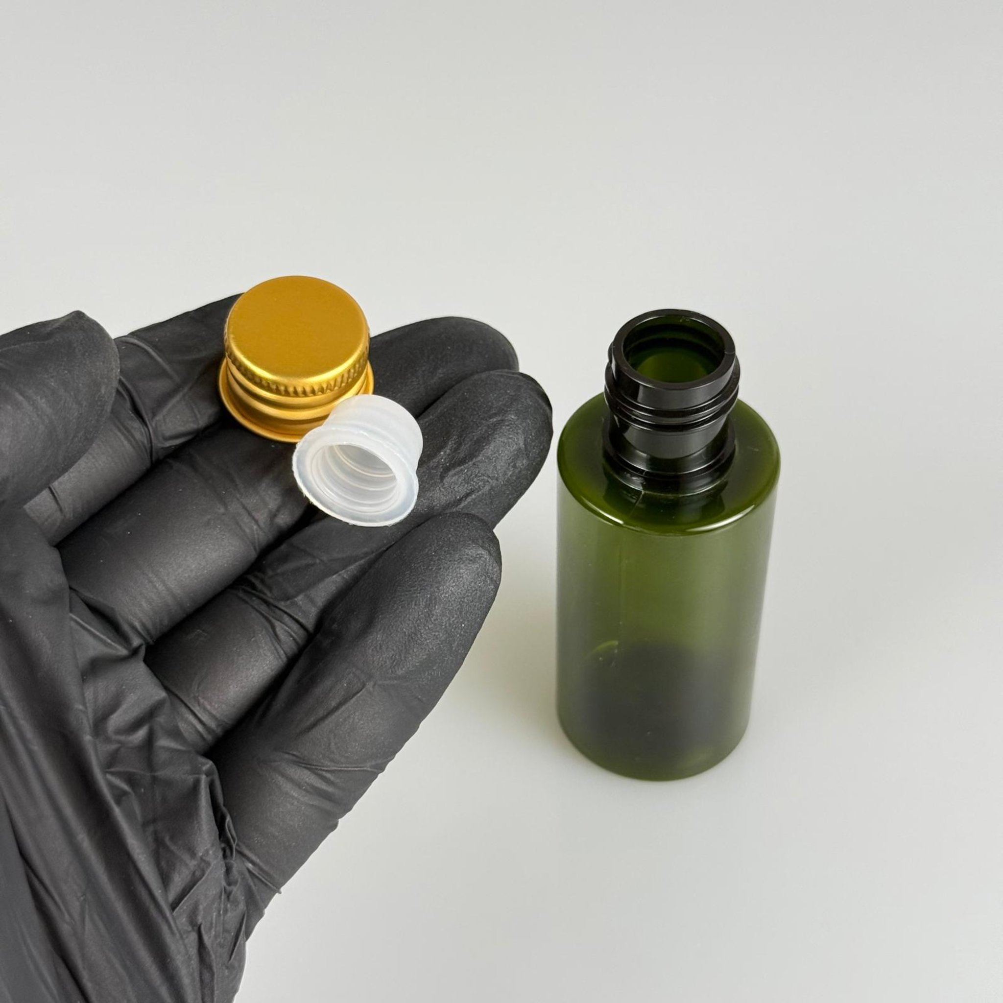 35 CC  SİLİNDİR YEŞİL PET ŞİŞE + KÖPÜK CONTALI GOLD ALÜMİNYUM METAL KAPAKLI + KÖR TIPALI TAKIM - 35 ML PLASTİK ŞİŞE