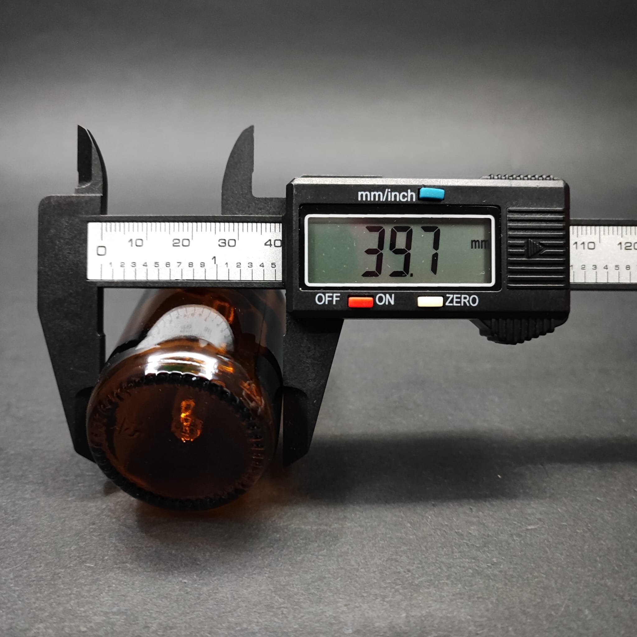 50 ML DOLUMU KOLAY, GENİŞ AĞIZLI CAM DAMLALIKLI ŞİŞE (25 MM AĞIZ)  - 50 CC BEYAZ DAMLALIKLI CAM ECZA ŞİŞESİ - AMBER KAHVERENGİ