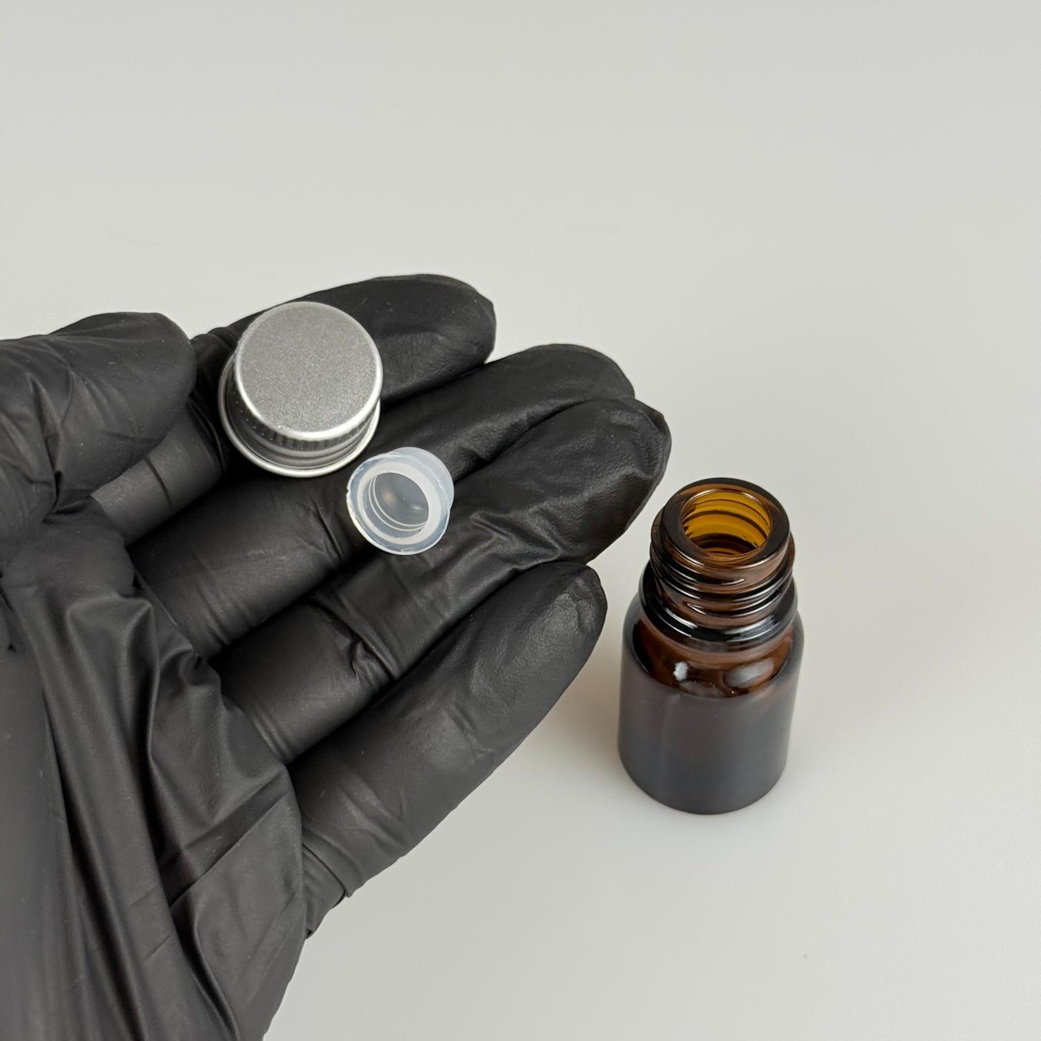 3 CC AMBER CAM ŞİŞE + KÖPÜK CONTALI GÜMÜŞ ALÜMİNYUM METAL KAPAKLI + KÖR TIPALI TAKIM - 3 ML KAHVERENGİ CAM ŞİŞE0
