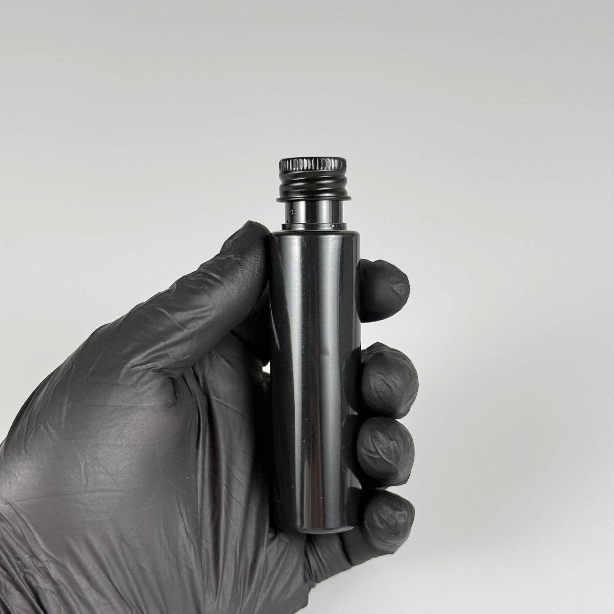 35 CC PET ŞİŞE - KÖPÜK CONTALI SİYAH ALÜMİNYUM METAL KAPAKLI + DAMLALIKLI KOLONYA TIPALI TAKIM - 35 ML SİYAH PET ŞİŞE
