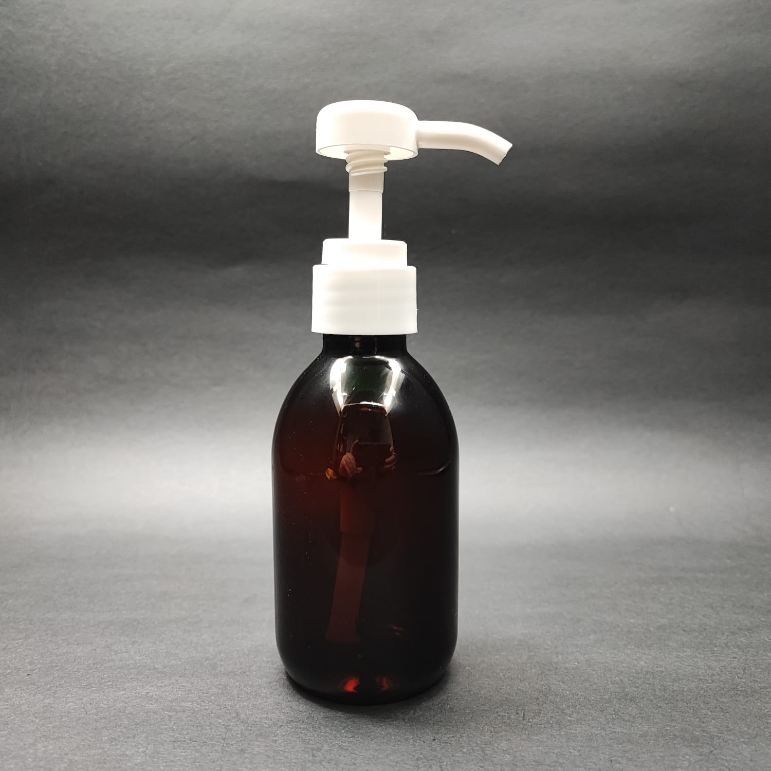 200 CC AMBER PET ECZA ŞİŞESİ + BEYAZ DOZAJ POMPALI (HER BASMADA 4 CC SIVI ATAR) - 200 ML POMPALI ŞİŞE - ŞURUP, ŞAMPUAN, KREM GİBİ YOĞUN KIVAMLI SIVILARDA KULLANILIR