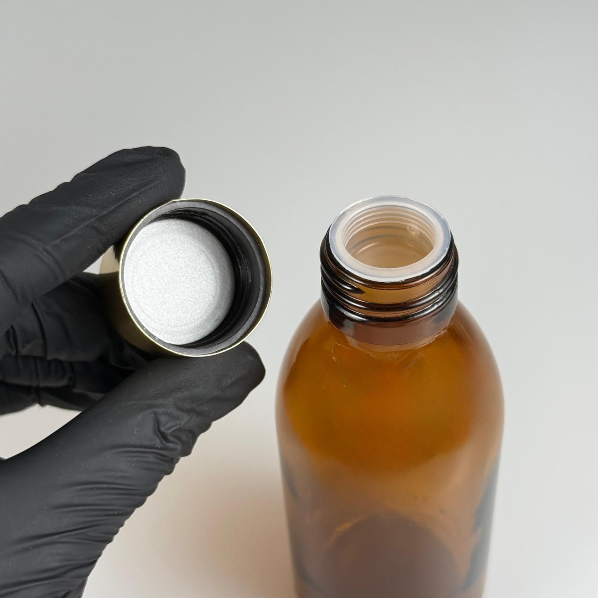 160 CC AMBER CAM ŞİŞE + ALÜMİNYUM KAPLAMALI GOLD KAPAKLI + KÖR TIPALI TAKIM -  160 ML KAHVERENGİ CAM ŞİŞE