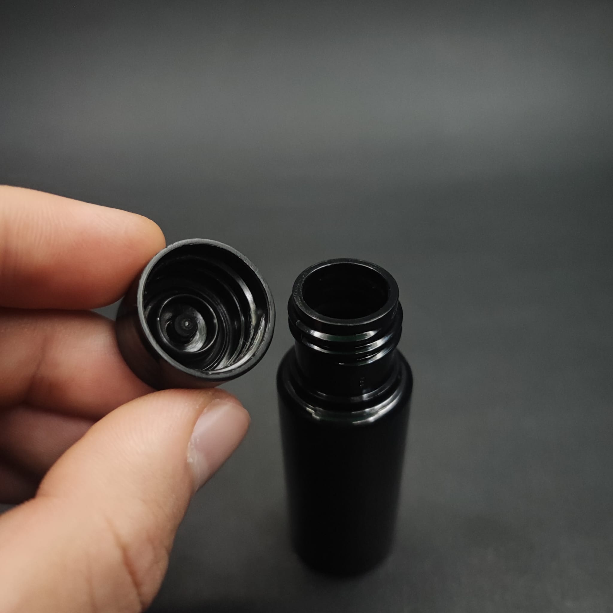 15 CC SİYAH PLASTİK ŞİŞE + KENDİNDEN CONTALI SIZDIRMAZ SİYAH KAPAK - 15 ML KAPAKLI PET ŞİŞE