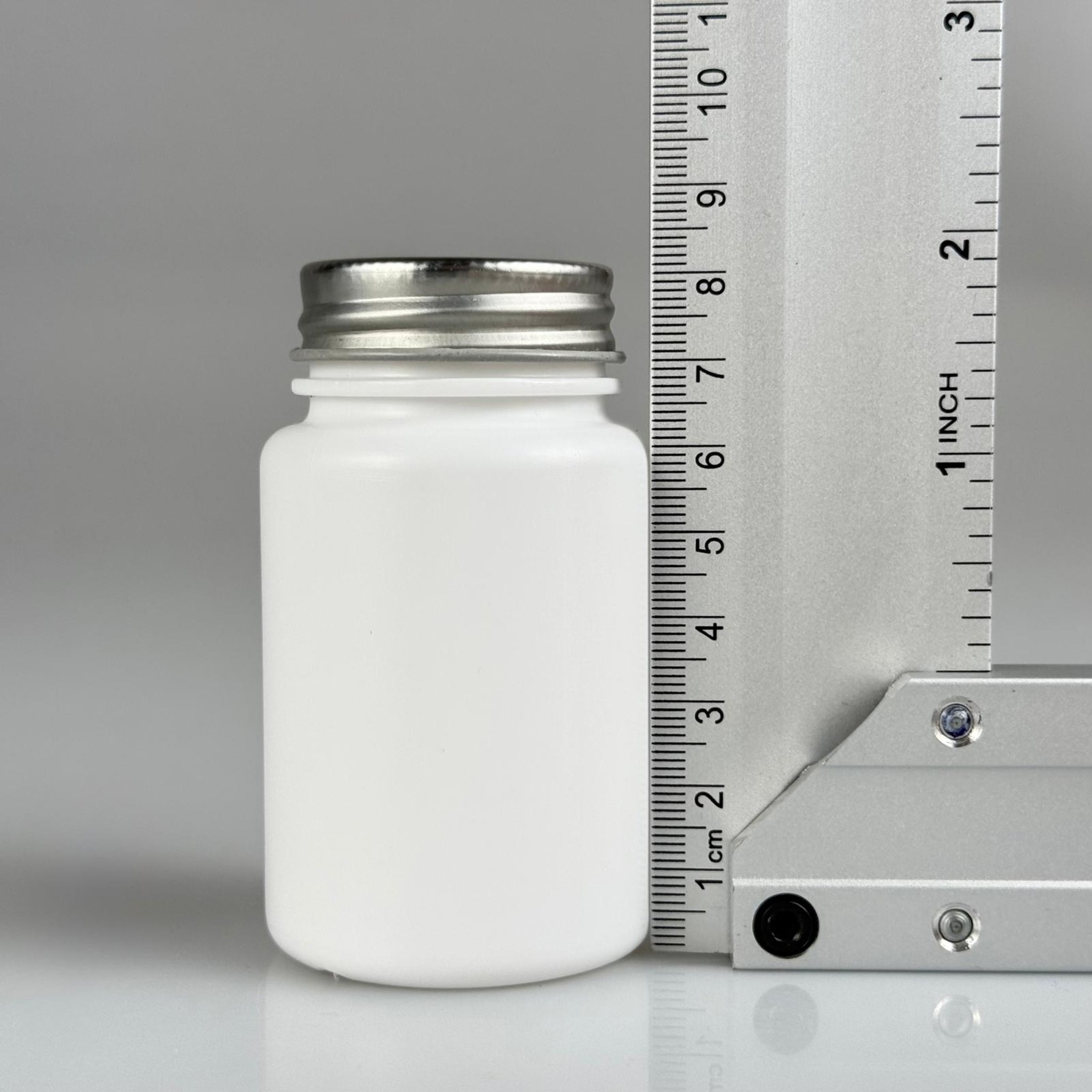 100 CC BEYAZ SERT POLİETİLEN ŞİŞE + GÜMÜŞ METAL KAPAKLI - 100 ML POLİETİLEN ŞİŞE