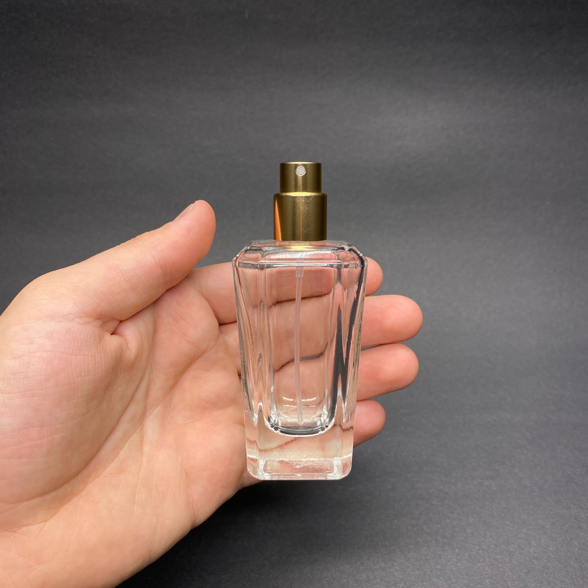 50 ML KÖŞELİ MODEL MİRA PARFÜM ŞİŞESİ - GOLD METAL SPREYLİ (AĞIZ 15 MM GEÇME KOLAY KAPAMA)