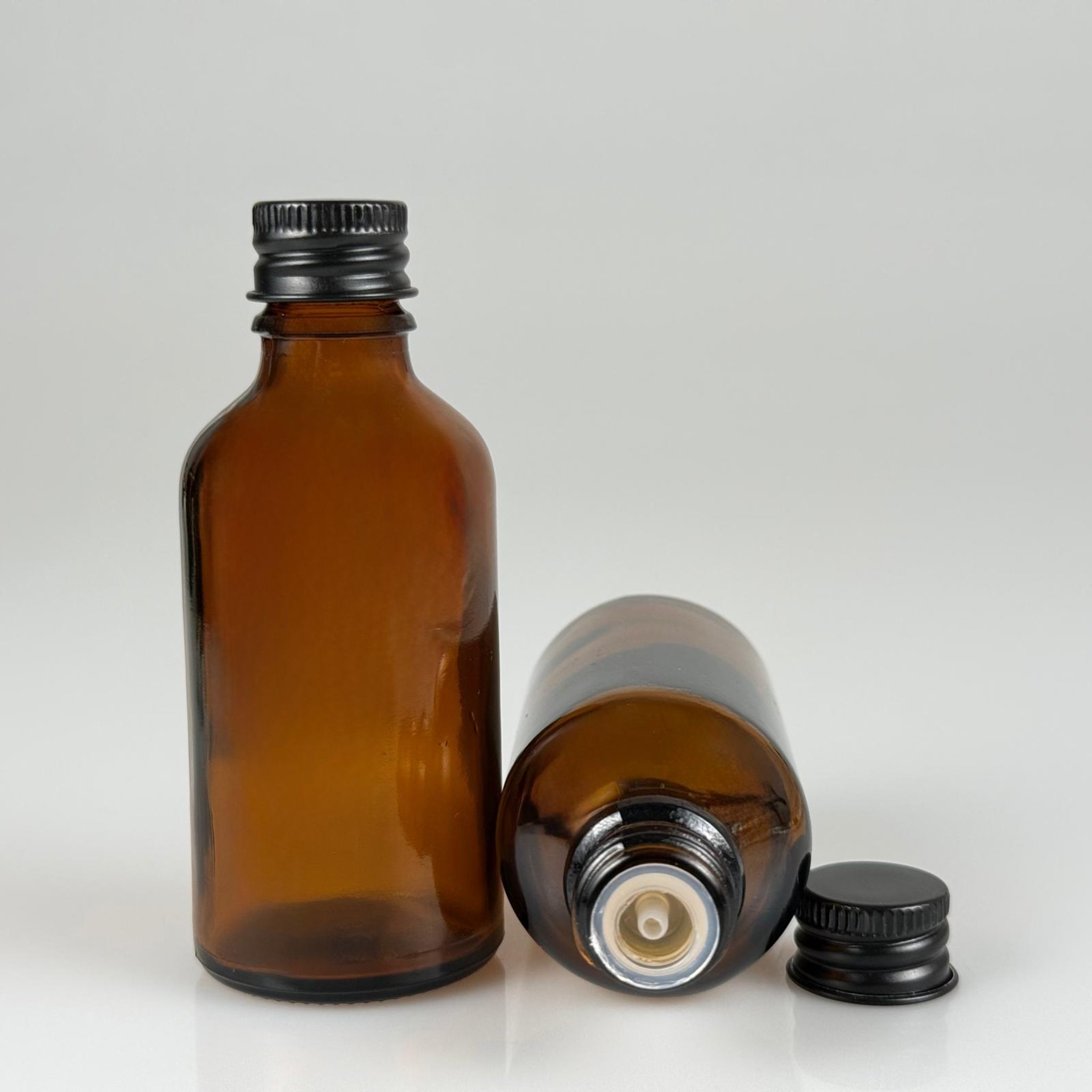 50 CC AMBER CAM ŞİŞE + KÖPÜK CONTALI SİYAH ALÜMİNYUM METAL KAPAKLI + DAMLALIKLI KOLONYA TIPALI TAKIM - 50 ML KAHVERENGİ CAM ŞİŞE
