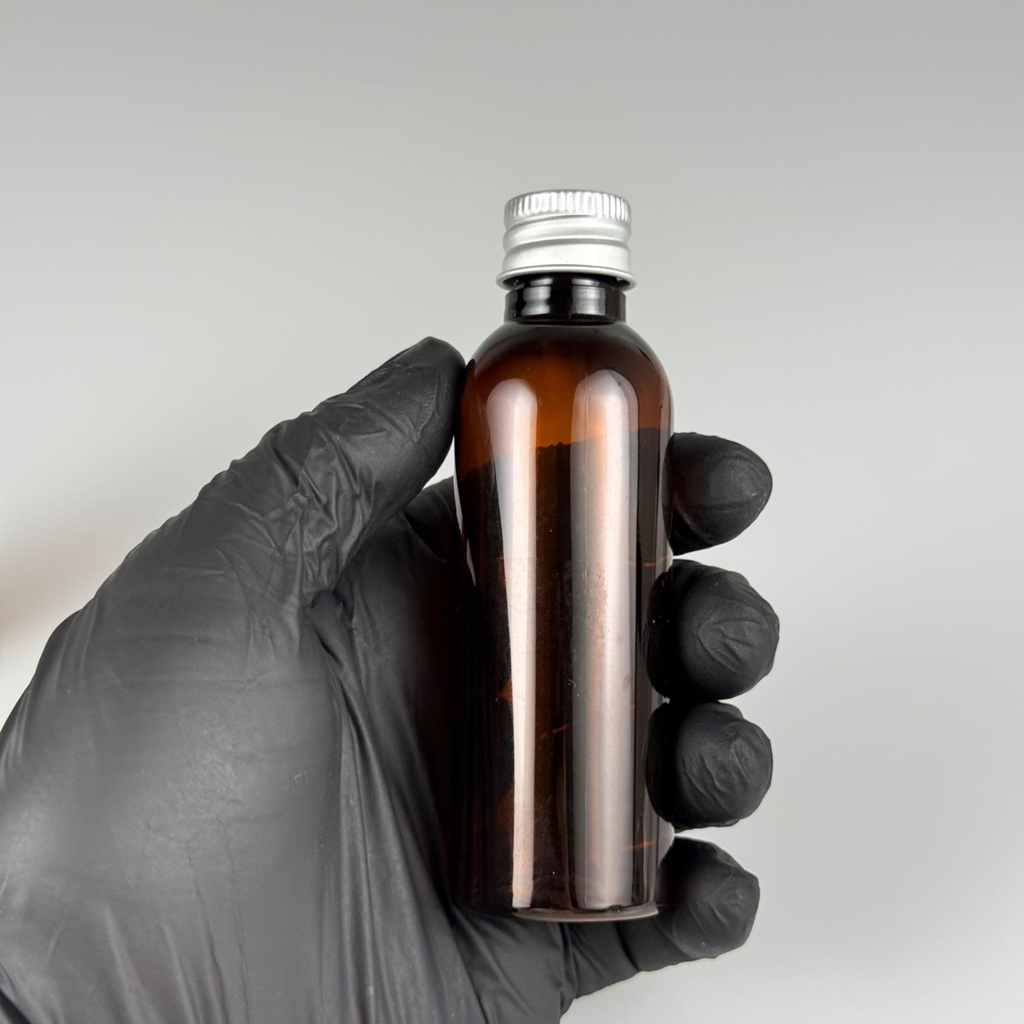 50 CC AMBER SİLİNDİR UZUN MODEL PET ŞİŞE + KÖPÜK CONTALI GÜMÜŞ ALÜMİNYUM METAL KAPAKLI + DAMLALIKLI KOLONYA TIPALI TAKIM - 50 ML KAHVERENGİ PLASTİK ŞİŞE