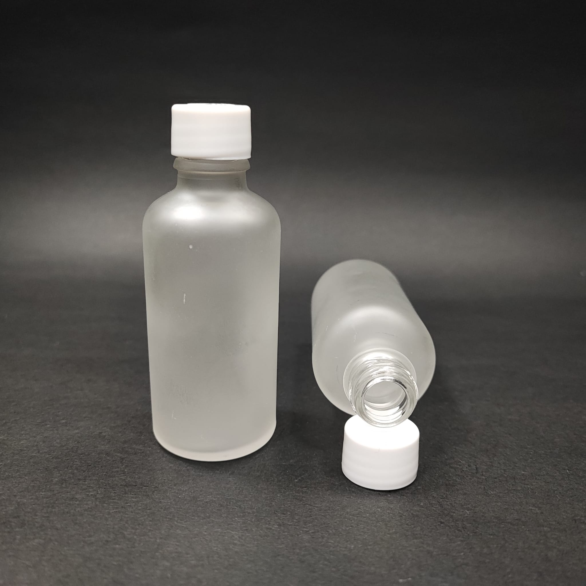 50 CC BUZLU CAM ŞİŞE + KENDİNDEN CONTALI SIZDIRMAZ BEYAZ KAPAK - 50 ML KAPAKLI CAM ŞİŞE