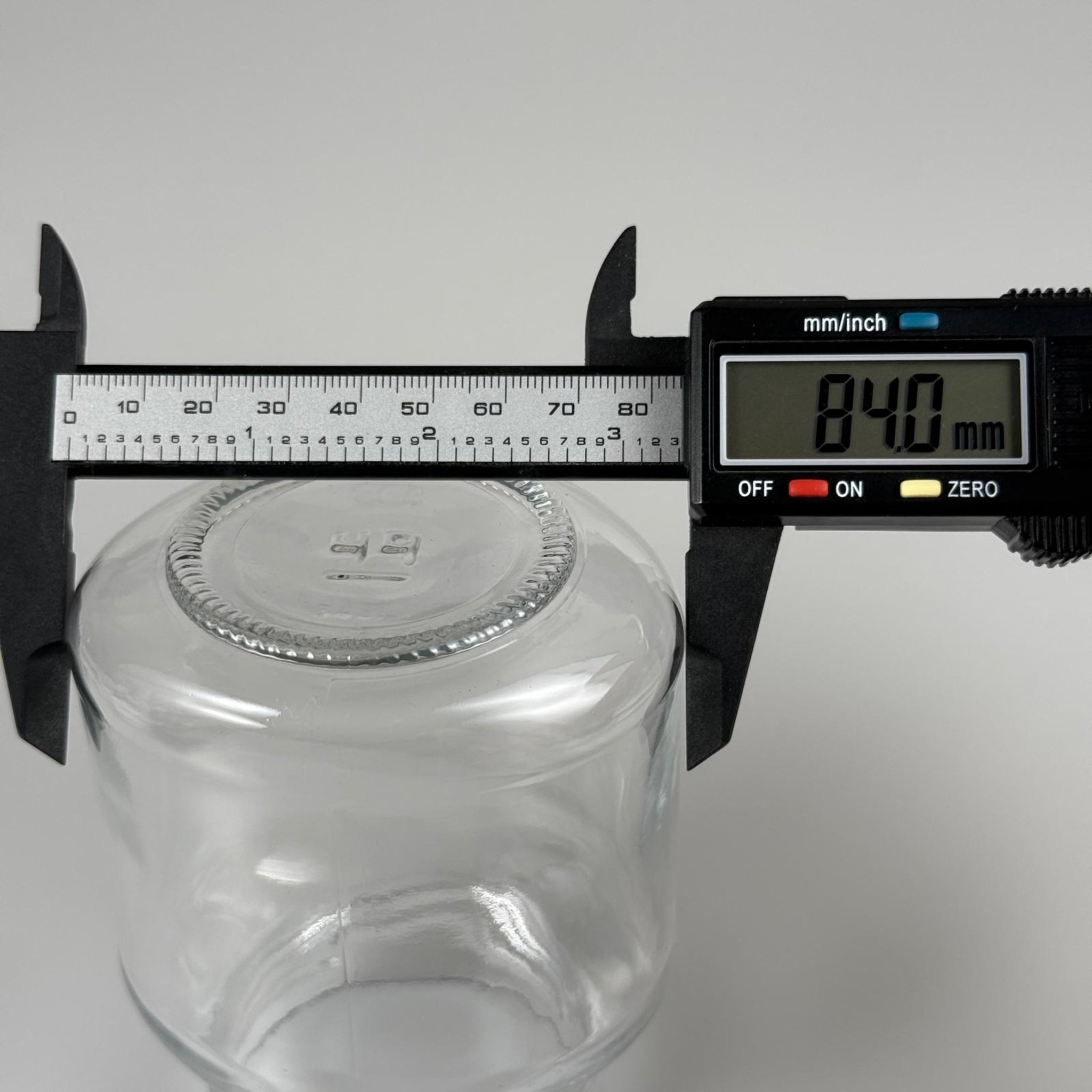340 CC YASSI CAM KAVANOZ - BEYAZ PLASTİK KAPAKLI + KENDİNDEN YAPIŞKANLI KÖPÜK CONTALI TAKIM  - 340 ML ÇİKOLATA KAVANOZU - REÇEL KAVANOZU