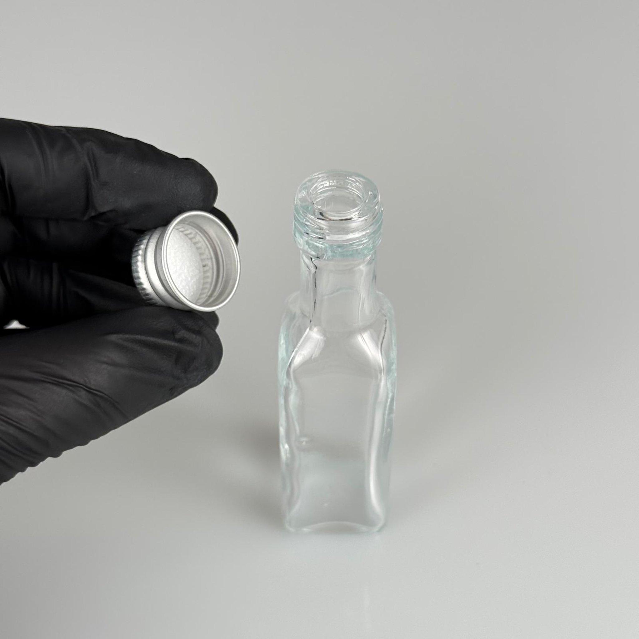 20 CC MARASKA KÖŞELİ KARE CAM ŞİŞE + GÜMÜŞ ALÜMİNYUM METAL KAPAKLI TAKIM - 20 ML ŞEFFAF CAM ŞİŞE