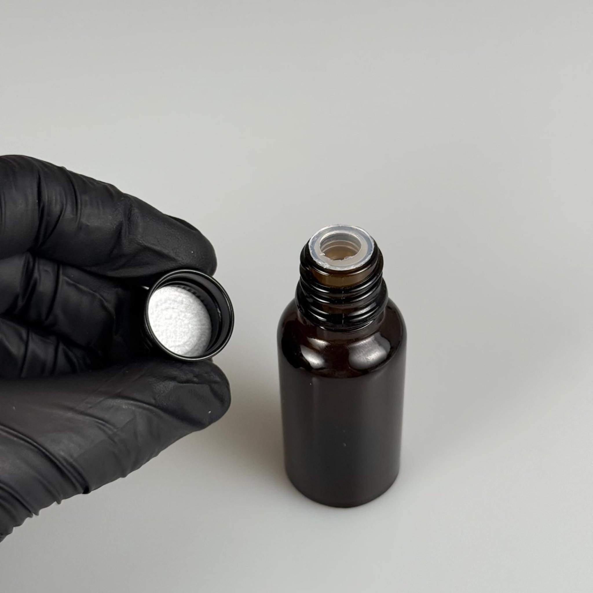 20 CC AMBER CAM ŞİŞE + KÖPÜK CONTALI SİYAH ALÜMİNYUM METAL KAPAKLI + KÖR TIPALI TAKIM - 20 ML KAHVERENGİ CAM ŞİŞE