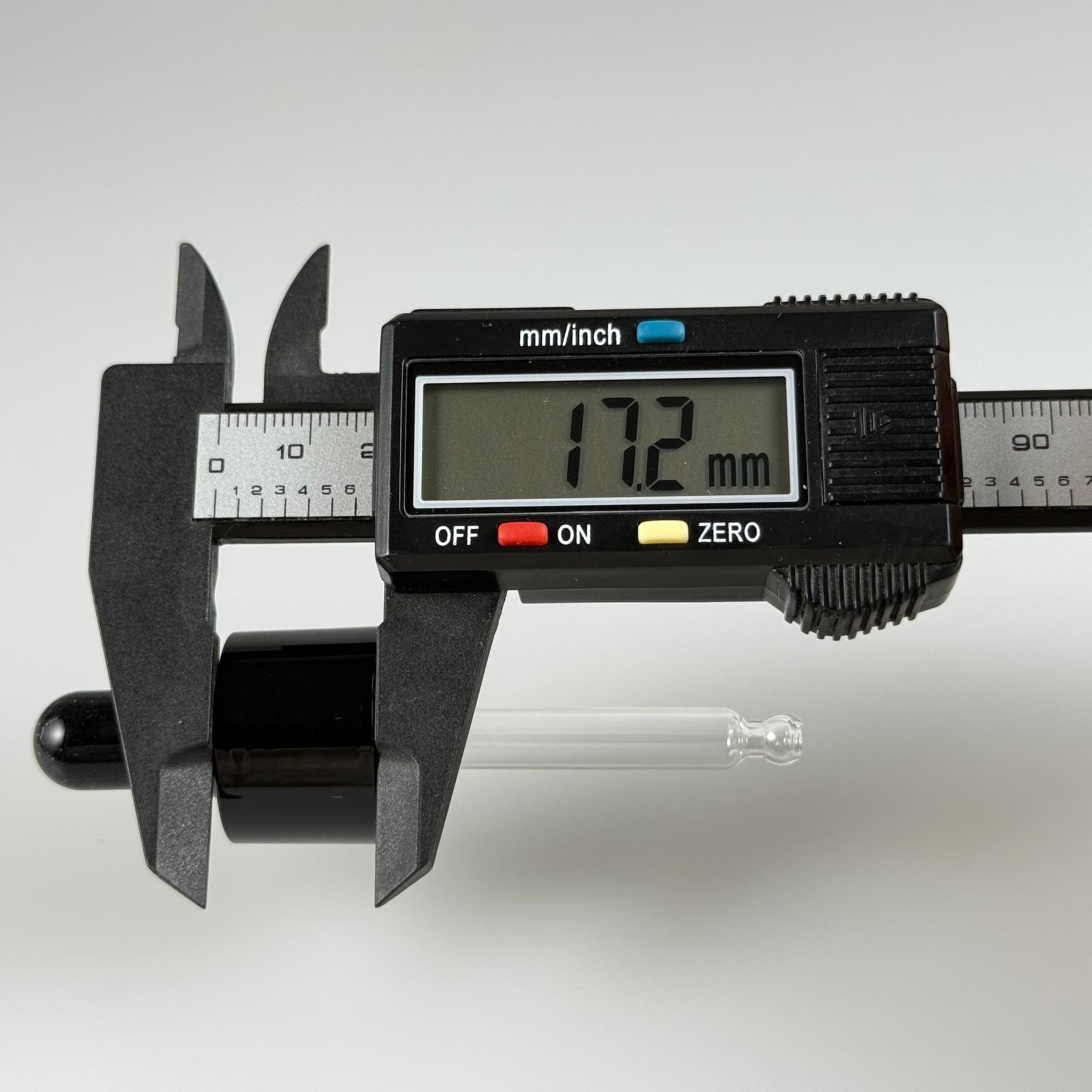 20 MM CAM DAMLALIKLI TAKIM - SİYAH EMZİK + SİYAH DELİKLİ PLASTİK KAPAK + 65 MM CAM PİPET - 30 CC OMUZLU SERUM ŞİŞESİ İÇİN