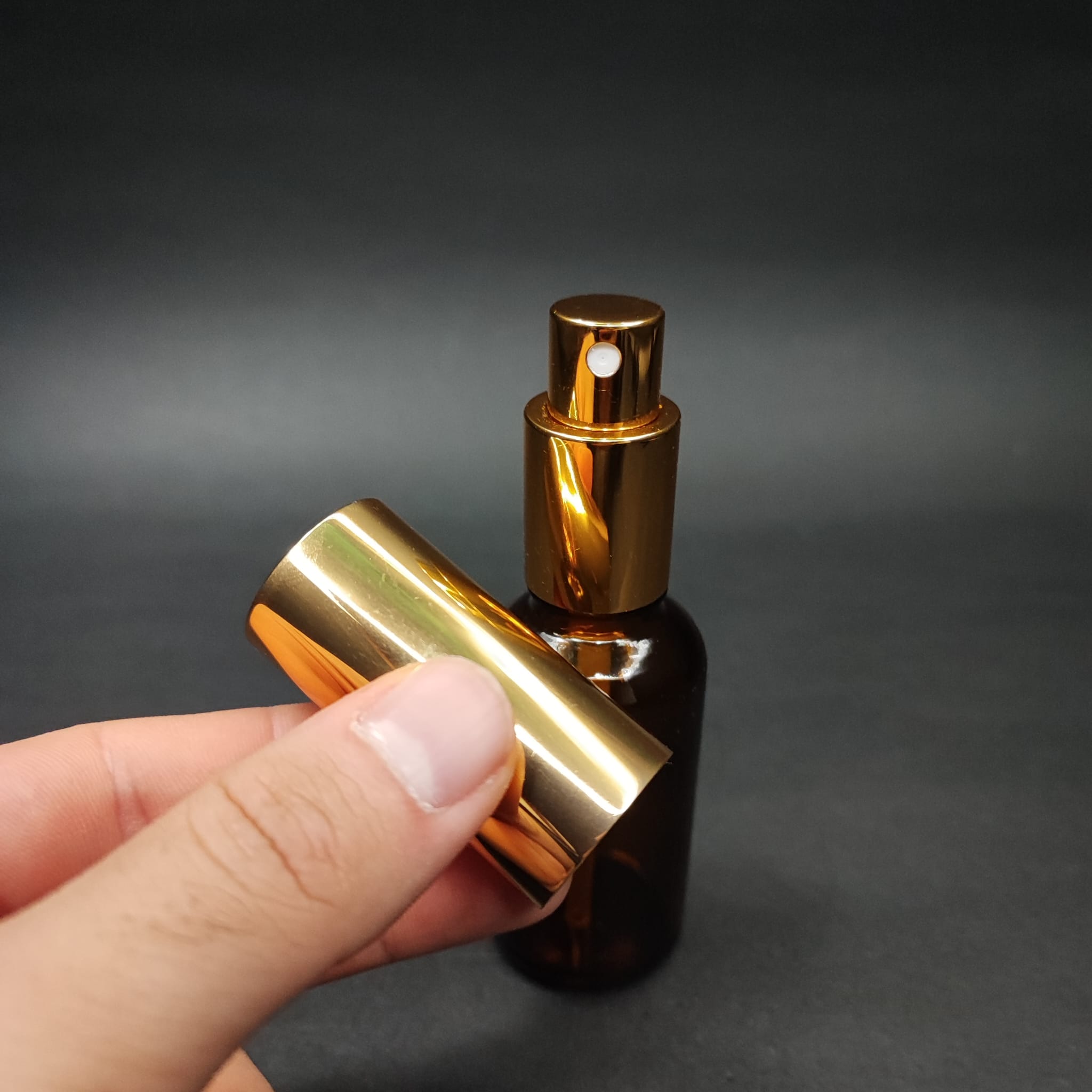 30 ML LÜKS VİDALI VALF ÇEVİRME PARFÜM ŞİŞELERİ - 30 CC AMBER CAM ŞİŞE - GOLD METAL SPREYLİ KAPAKLI SET