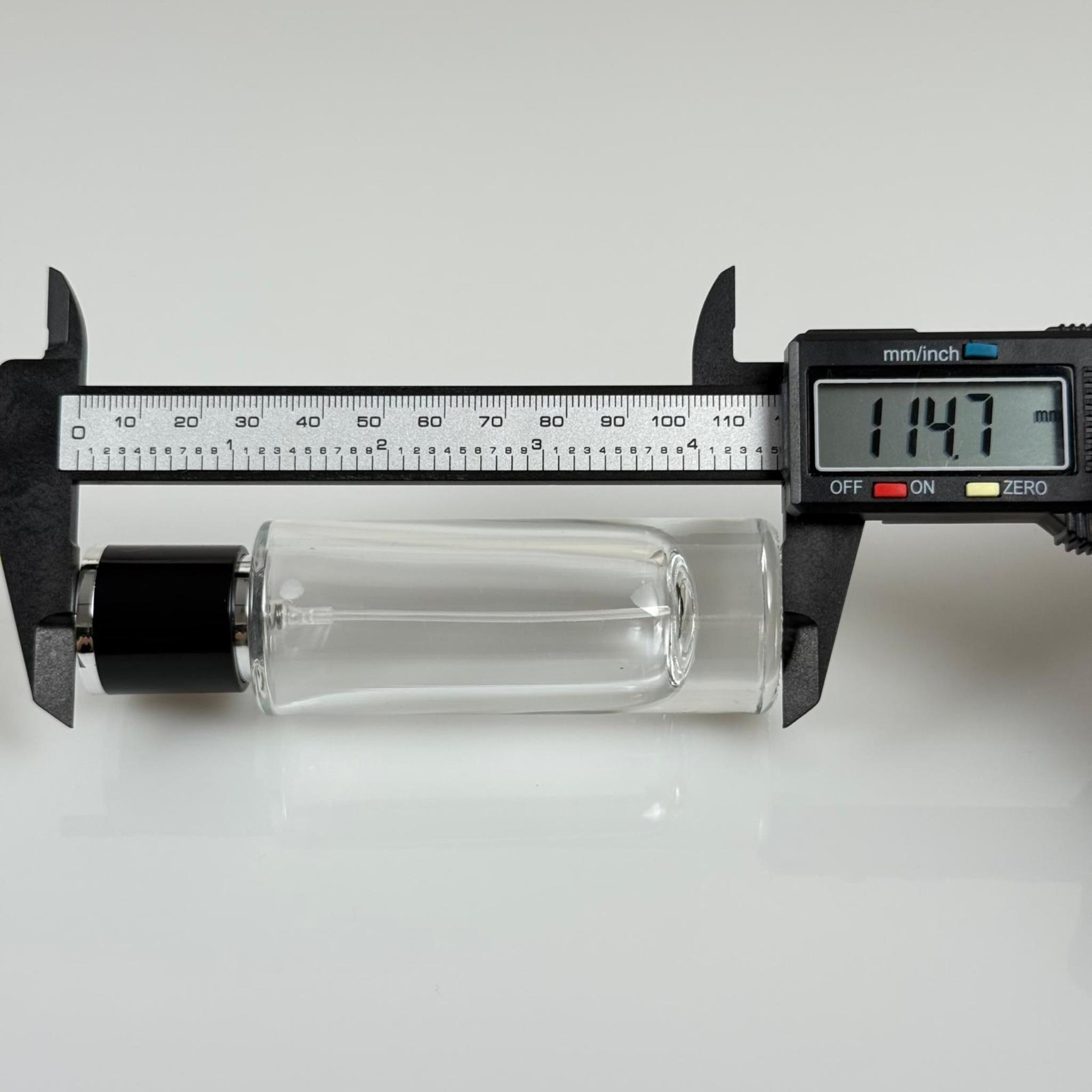30 ML SİLİNDİR UZUN MODEL PARFÜM ŞİŞESİ - GÜMÜŞ METAL SPREYLİ + GÜMÜŞ SİYAH KAPAKLI (AĞIZ 15 MM GEÇME KOLAY KAPAMA)