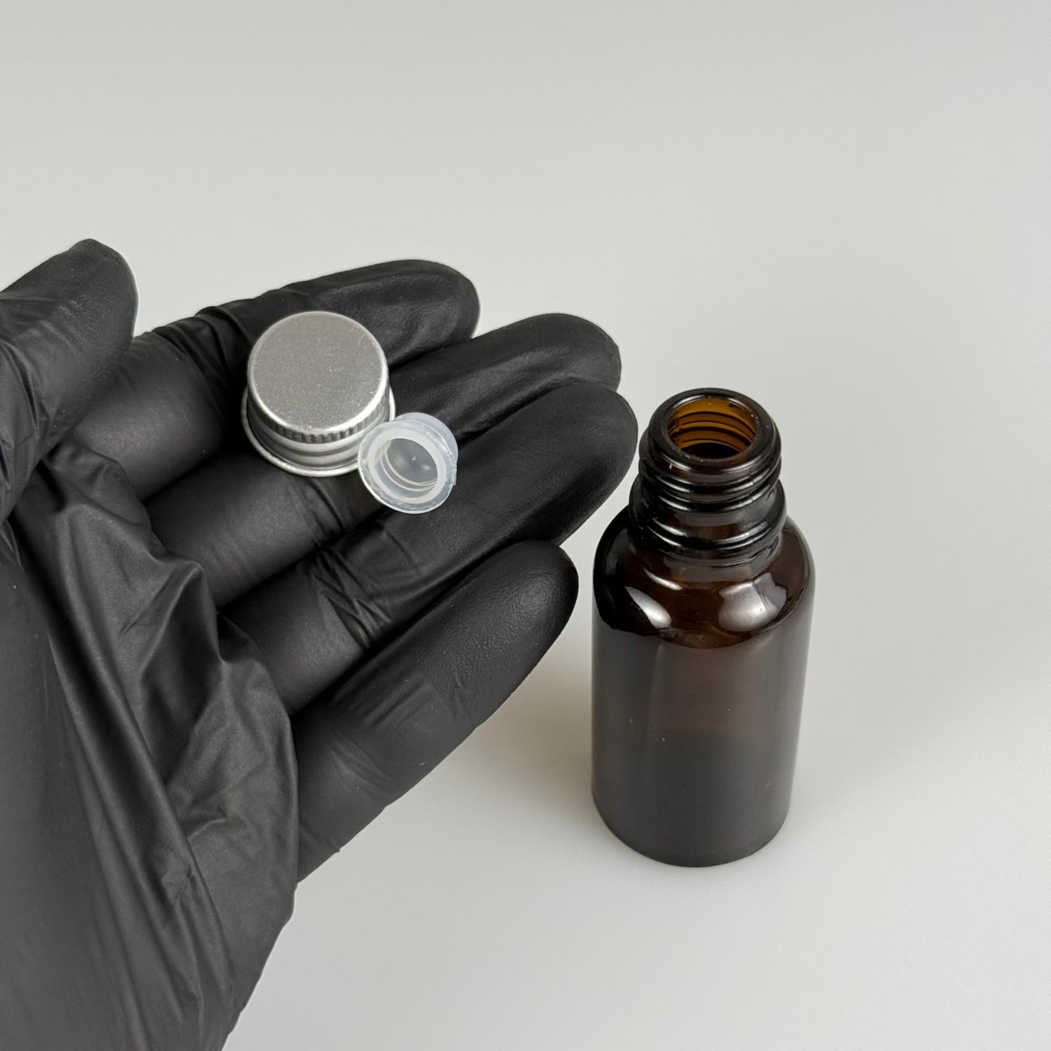 20 CC AMBER CAM ŞİŞE + KÖPÜK CONTALI GÜMÜŞ ALÜMİNYUM METAL KAPAKLI + KÖR TIPALI TAKIM - 20 ML KAHVERENGİ CAM ŞİŞE