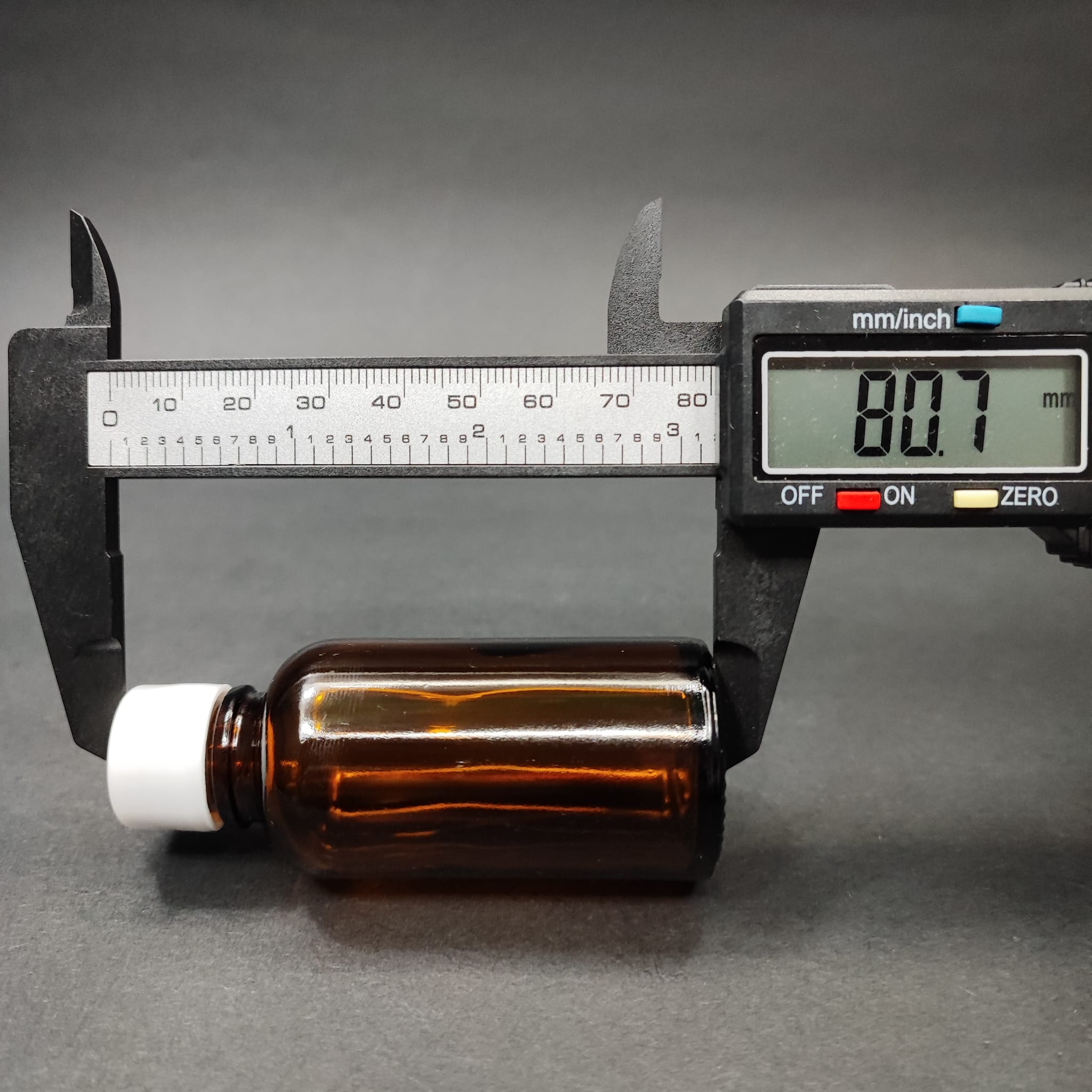 30 CC AMBER CAM ŞİŞE + KENDİNDEN CONTALI SIZDIRMAZ BEYAZ KAPAK - 30 ML KAPAKLI KAHVERENGİ CAM ŞİŞE