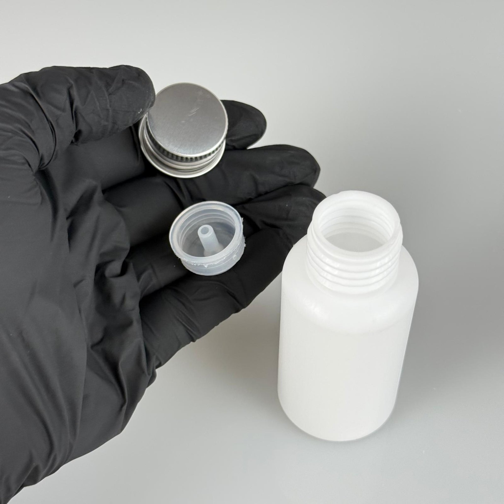 50 CC BEYAZ POLİETİLEN PLASTİK ASETON ŞİŞESİ ( 24 AĞIZ ) + KÖPÜK CONTALI GÜMÜŞ METAL ALÜMİNYUM KAPAK + KOLONYA TIPALI TAKIM - 50 ML BEYAZ PLASTİK ASETON ŞİŞELERİ