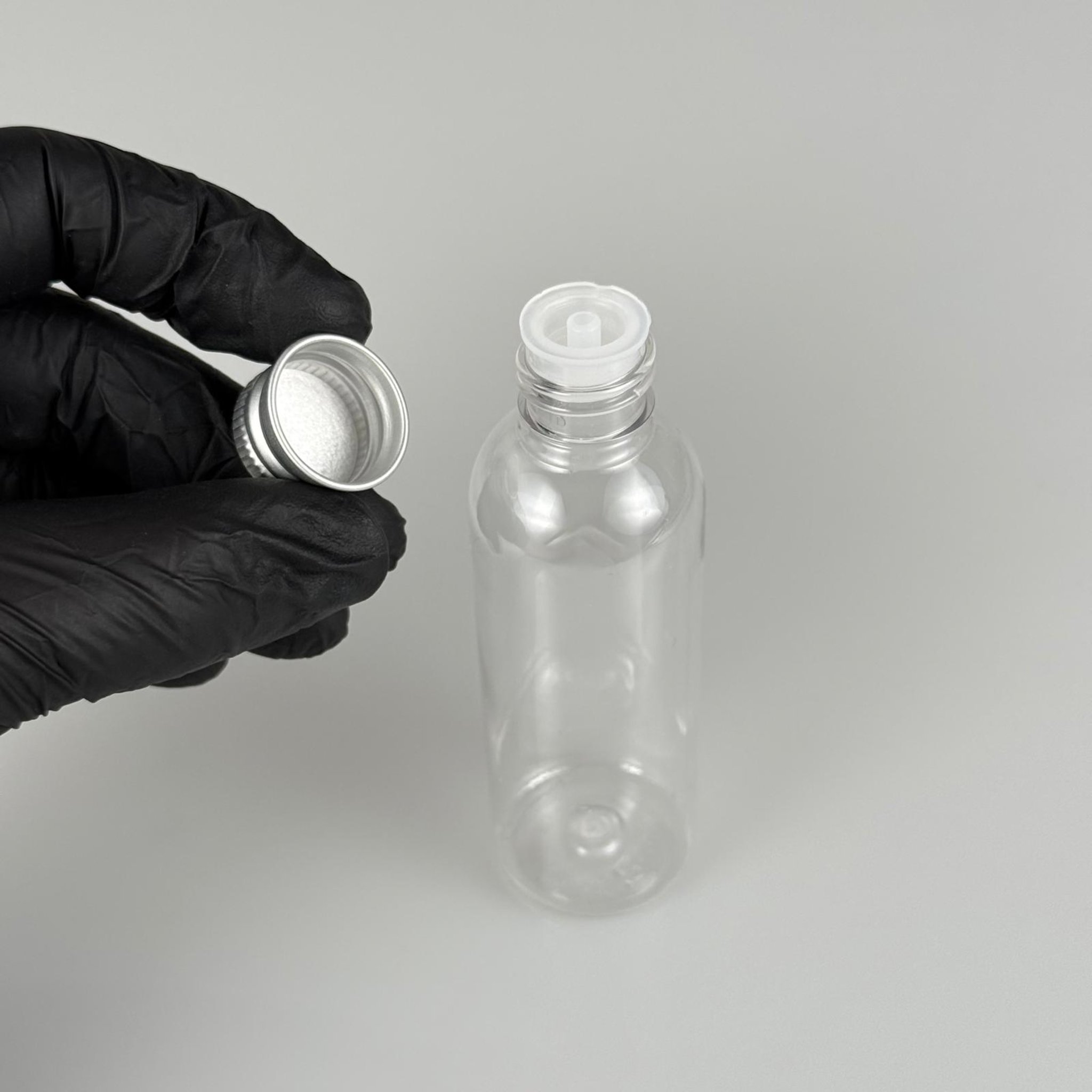 50 CC ŞEFFAF SİLİNDİR UZUN MODEL PET ŞİŞE + KÖPÜK CONTALI GÜMÜŞ ALÜMİNYUM METAL KAPAKLI + DAMLALIKLI KOLONYA TIPALI TAKIM - 50 ML PLASTİK ŞİŞE