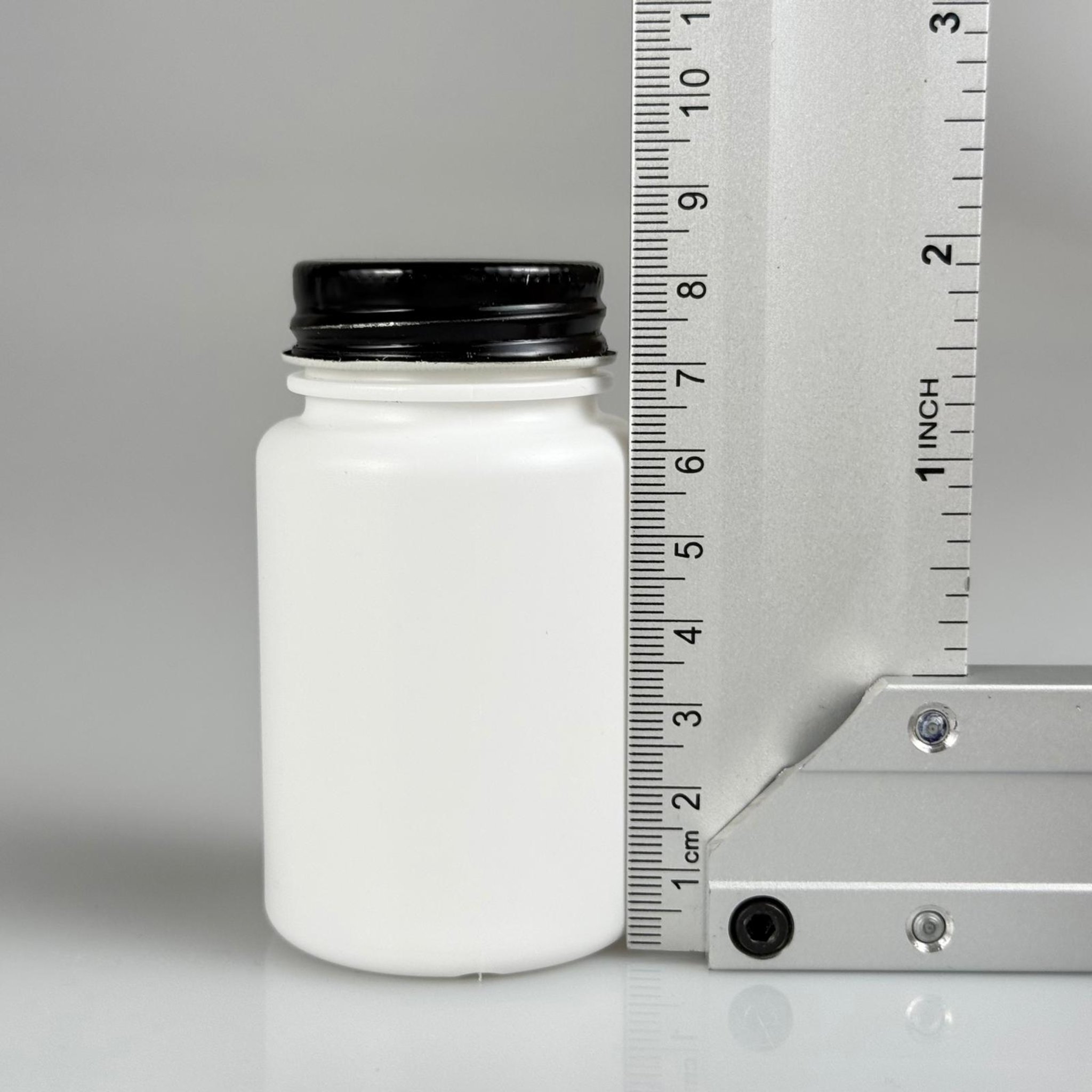 100 CC BEYAZ SERT POLİETİLEN ŞİŞE + SİYAH METAL KAPAKLI + KENDİNDEN YAPIŞKANLI KÖPÜK CONTALI - 100 ML POLİETİLEN ŞİŞE