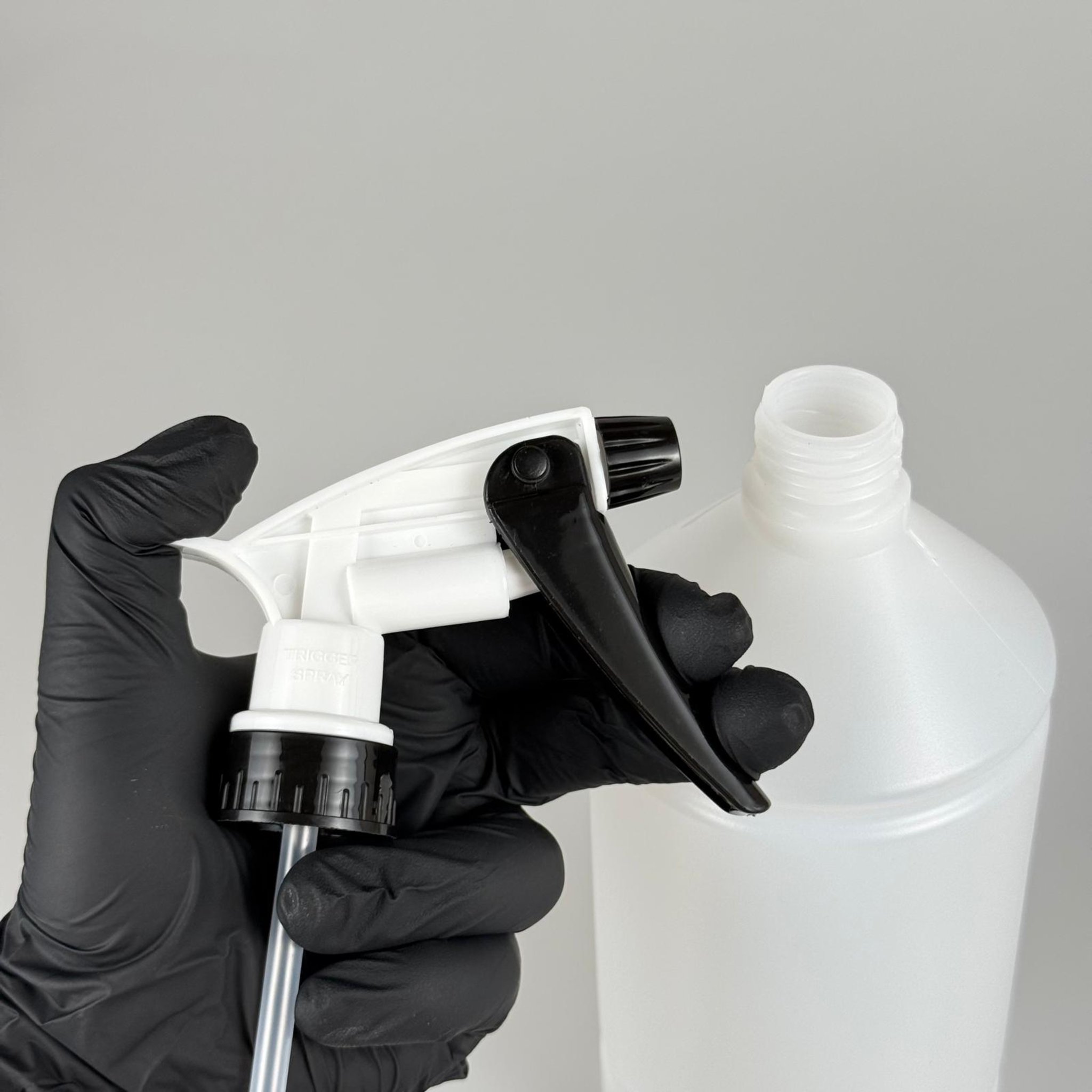 1000 CC TİNER ŞİŞESİ - BÜYÜK SİYAH BEYAZ DOZAJLI KİMYASALA DAYANIKLI TRİGER TETİK SPREYLİ - 1000 ML KİMYASALA DAYANIKLI PLASTİK ŞİŞE - 1 LT POLİETİLEN ŞİŞE - TOMBUL OTO TEMİZLİK ŞİŞESİ