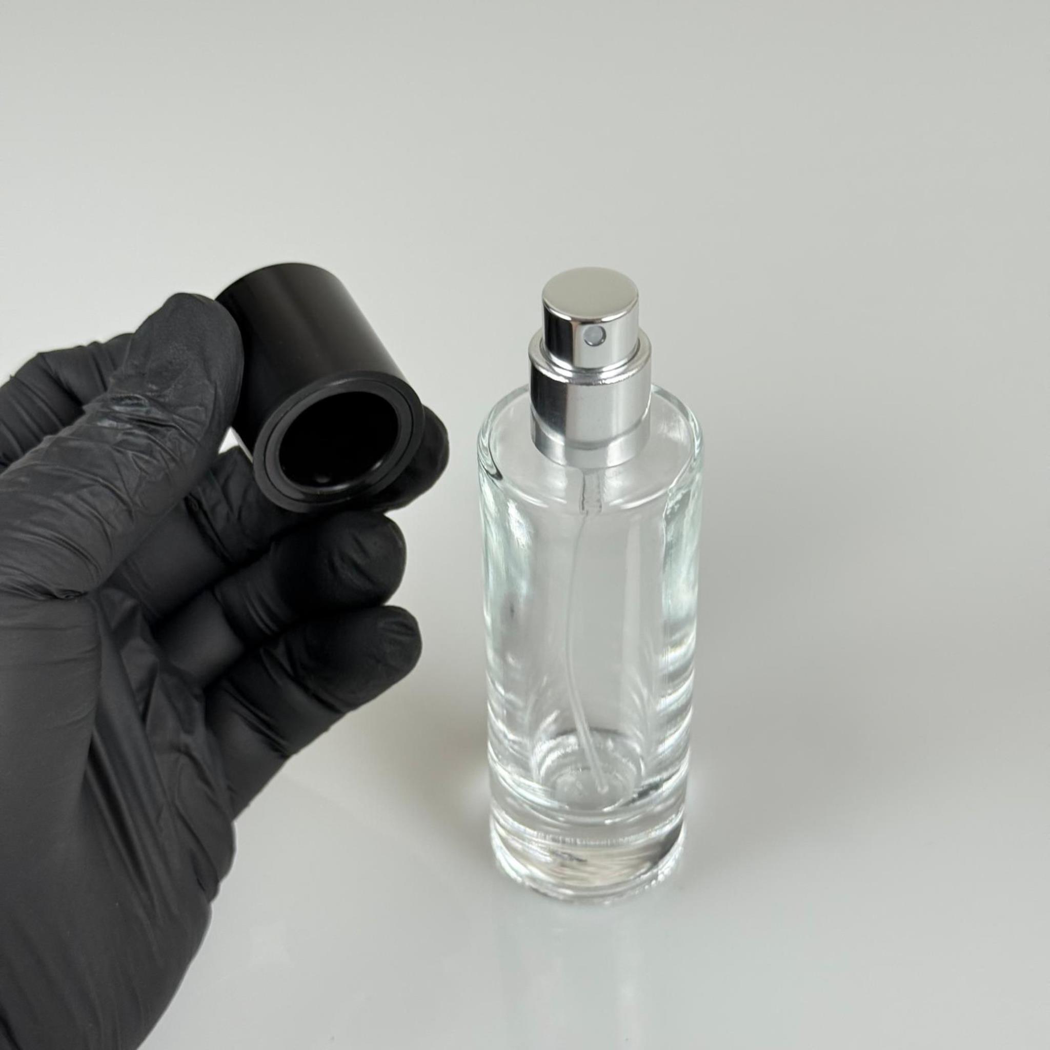 30 ML SİLİNDİR UZUN MODEL PARFÜM ŞİŞESİ - GÜMÜŞ METAL SPREYLİ + SİYAH PLASTİK KAPAKLI (AĞIZ 15 MM GEÇME KOLAY KAPAMA)