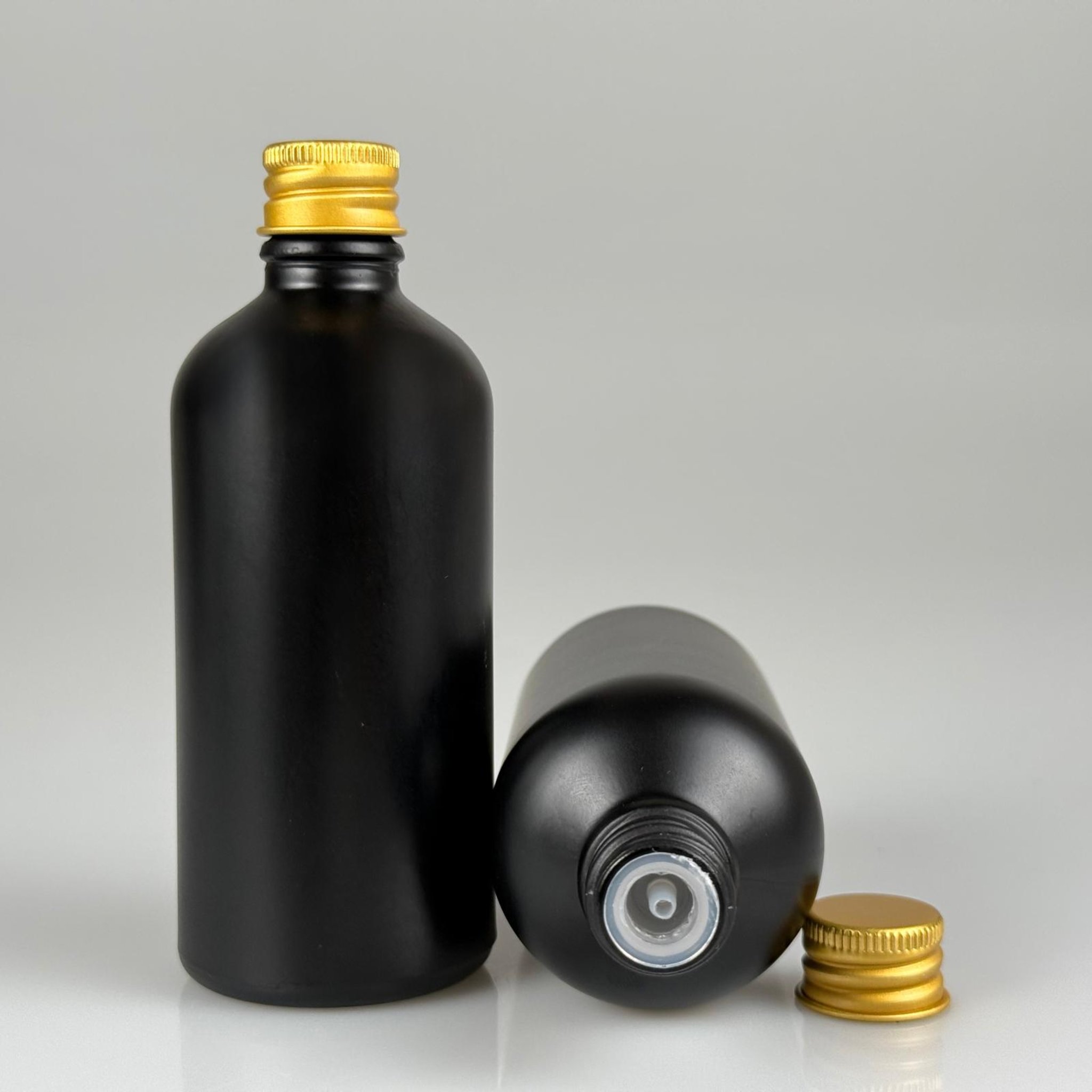 100 CC MAT SİYAH CAM ŞİŞE + KÖPÜK CONTALI GOLD ALÜMİNYUM METAL KAPAKLI + DAMLALIKLI KOLONYA TIPALI TAKIM - 100 ML MAT SİYAH CAM ŞİŞE