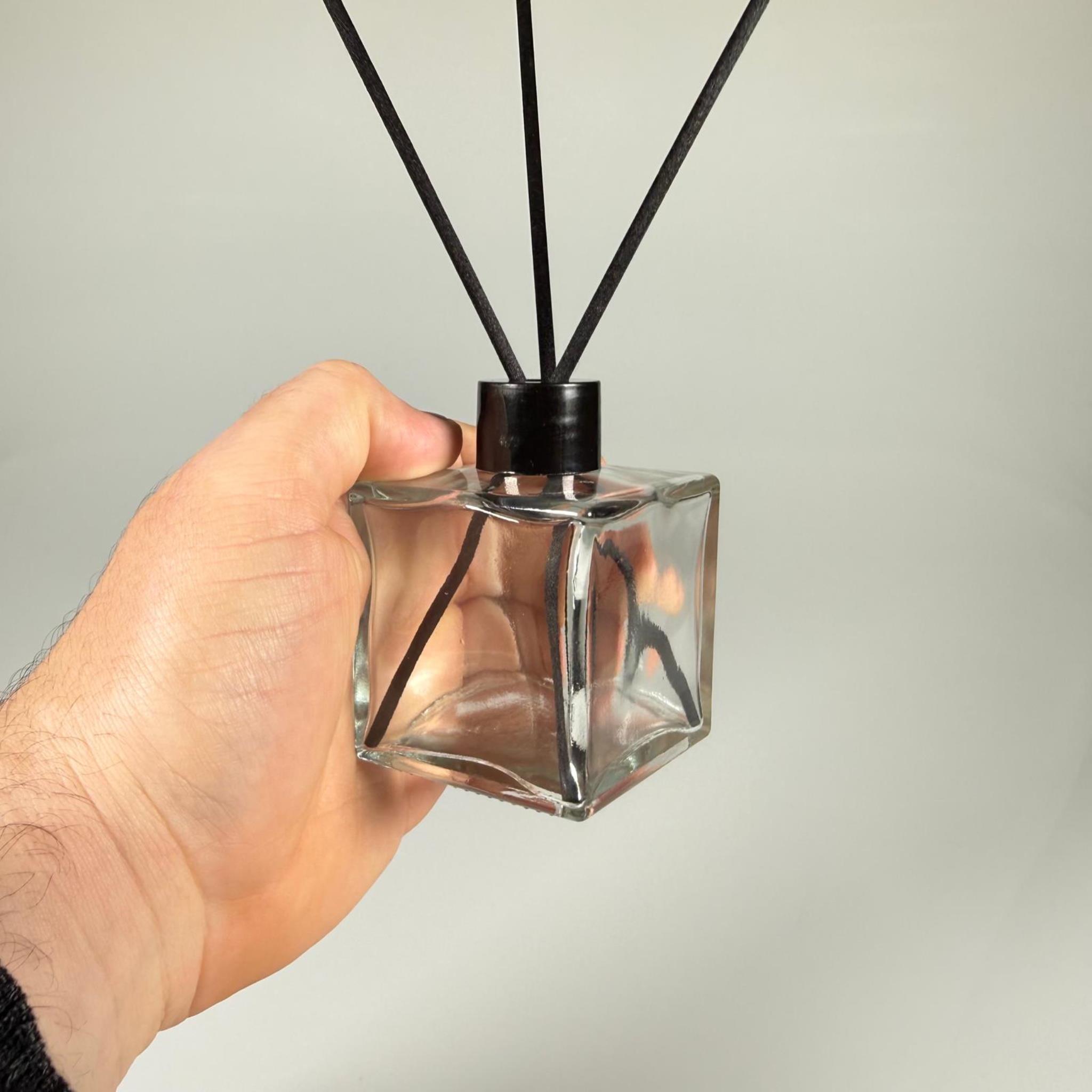 100 CC KARE BAMBU CAM BAMBU ODA KOKUSU ŞİŞESİ - 100 ML ÇUBUKLU KÖŞELİ BAMBU ODA KOKUSU ŞİŞESİ - DİFÜZÖR ŞİŞE- CAM ŞİŞE + SİYAH PLASTİK KAPAK + TIPA + 3 ADET FİBER SİYAH BAMBU ÇUBUK - YENİ MODEL