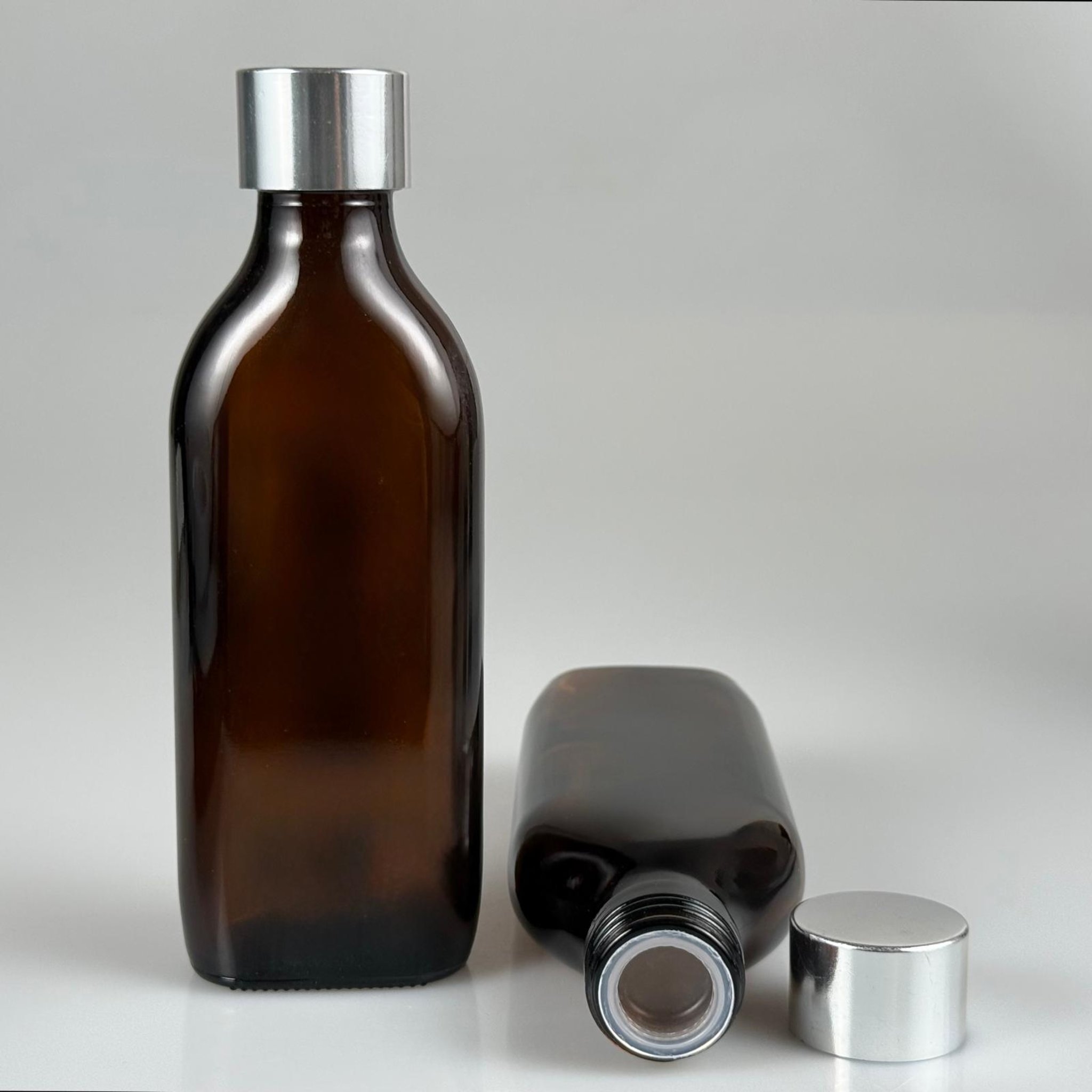 150 CC YASSI AMBER CAM ŞİŞE - ALÜMİNYUM KAPLAMALI GÜMÜŞ KAPAKLI + KÖR TIPALI TAKIM - 150 ML KAHVERENGİ CAM ŞİŞE