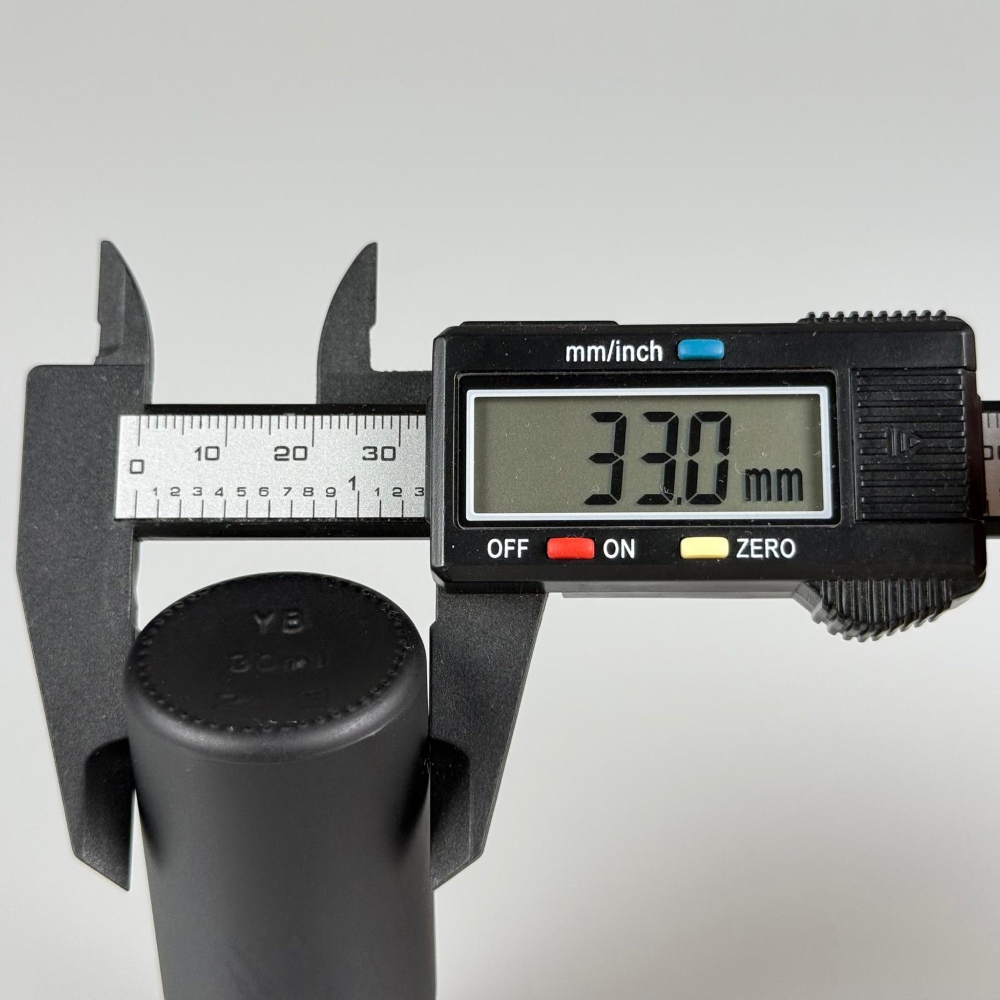 30 CC MAT SİYAH CAM ŞİŞE + KÖPÜK CONTALI GÜMÜŞ ALÜMİNYUM METAL KAPAKLI TAKIM - 30 ML MAT SİYAH CAM ŞİŞE