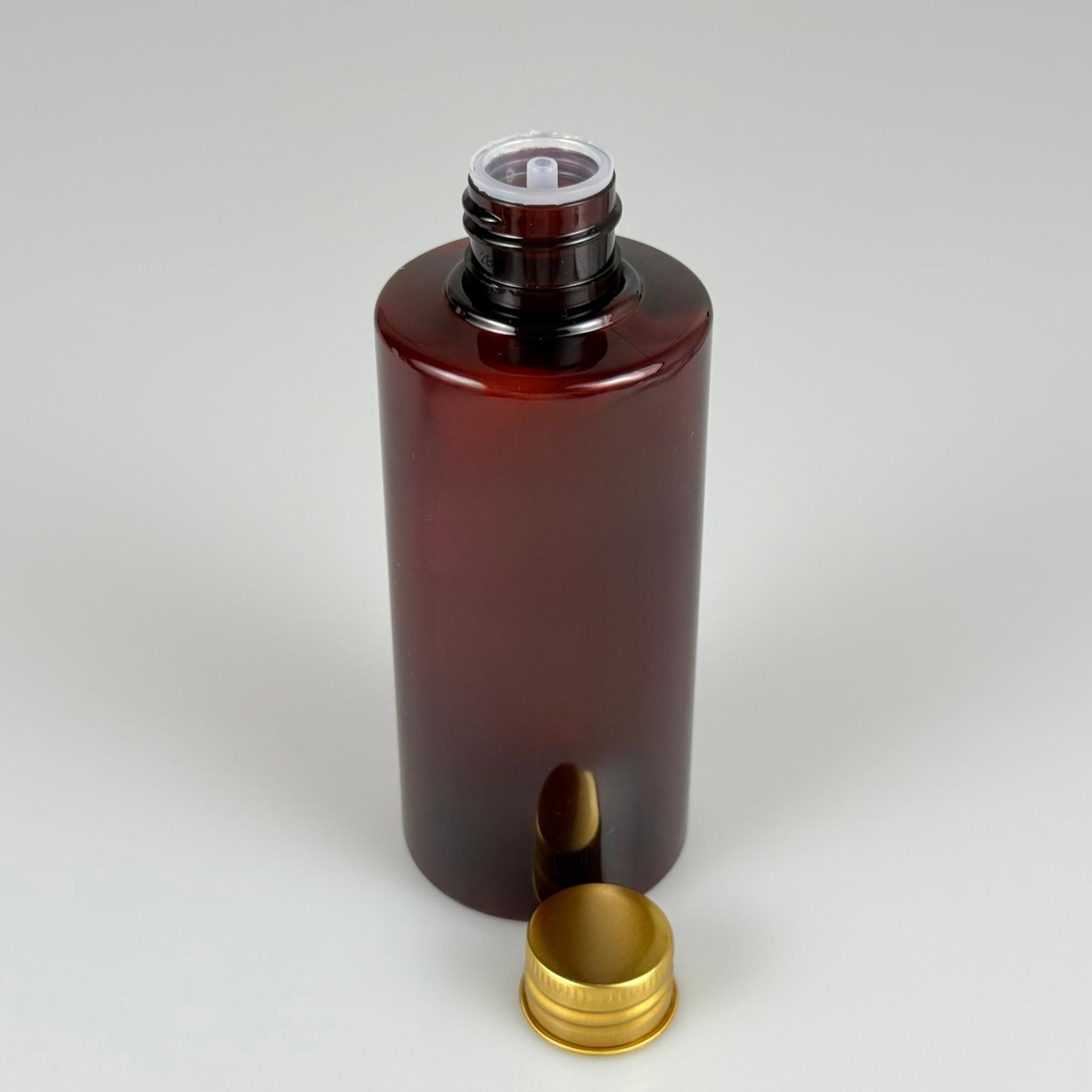 200 CC AMBER SİLİNDİR KESKİN KÜT MODEL SERT PET ŞİŞE (27 GR - 24 AĞIZ ) + KÖPÜK CONTALI GOLD METAL ALÜMİNYUM KAPAKLI + KOLONYA TIPALI TAKIM - 200 ML KAPAKLI KAHVERENGİ PET ŞİŞELER