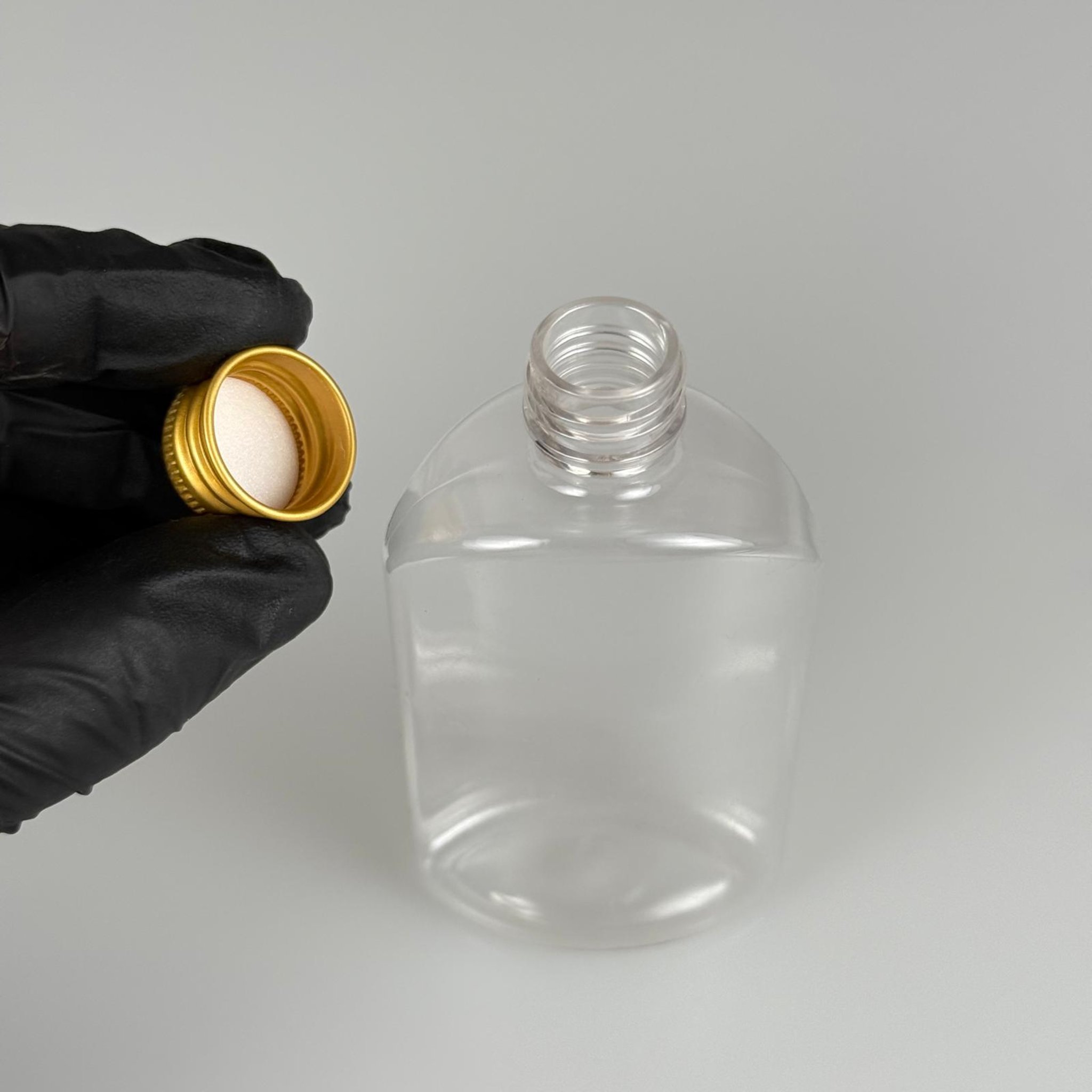 90 CC ŞEFFAF PLASTİK PET ŞİŞE + KÖPÜK CONTALI GOLD ALÜMİNYUM METAL KAPAKLI TAKIM - 90 ML YASSI PET ŞİŞE