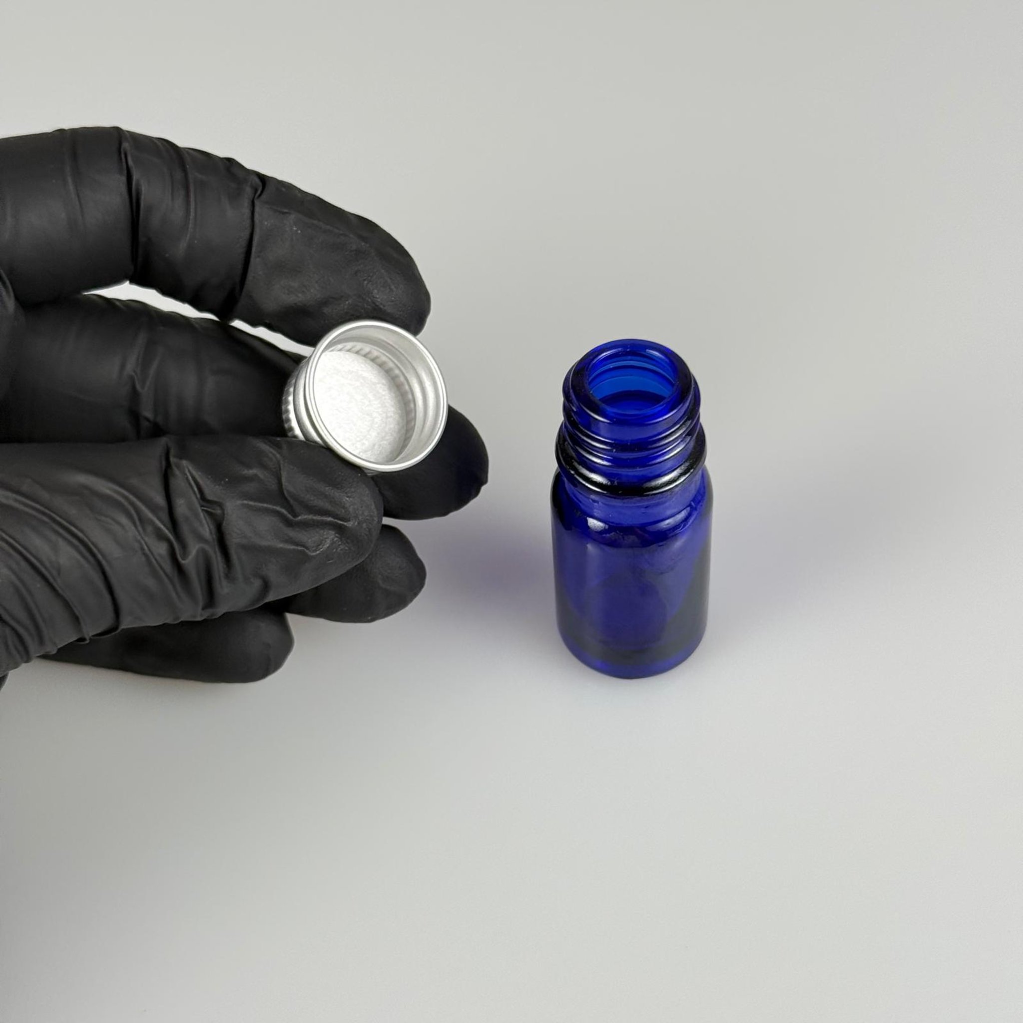 5 CC MAVİ CAM ŞİŞE + KÖPÜK CONTALI GÜMÜŞ ALÜMİNYUM METAL KAPAKLI TAKIM - 5 ML MAVİ CAM ŞİŞE