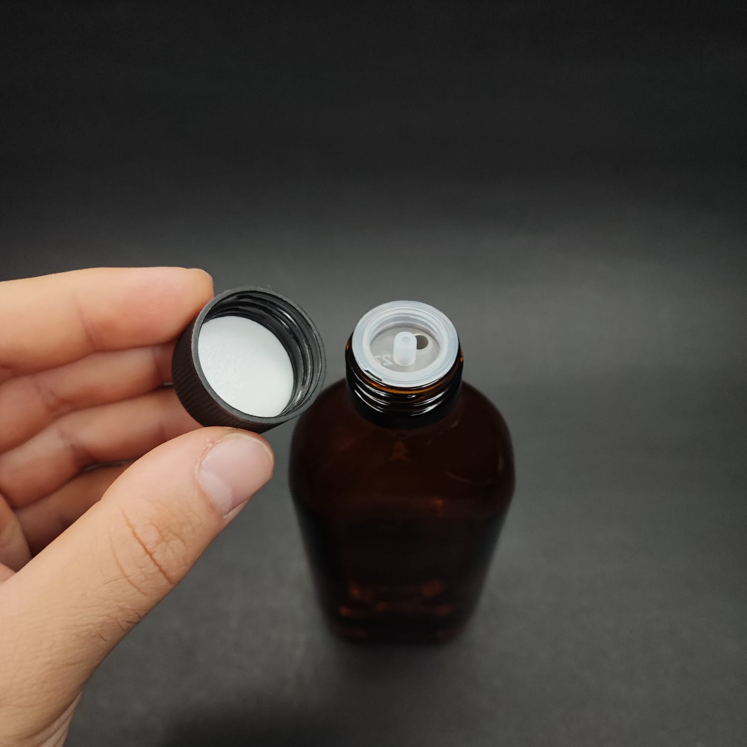 150 ML DOLUMU KOLAY, GENİŞ AĞIZLI İÇTEN DAMLALIKLI YASSI ŞİŞE (25 MM AĞIZ) - 150 CC SİYAH CONTALI KAPAKLI İÇTEN DAMLALIKLI CAM ECZA ŞİŞESİ - AMBER KAHVERENGİ