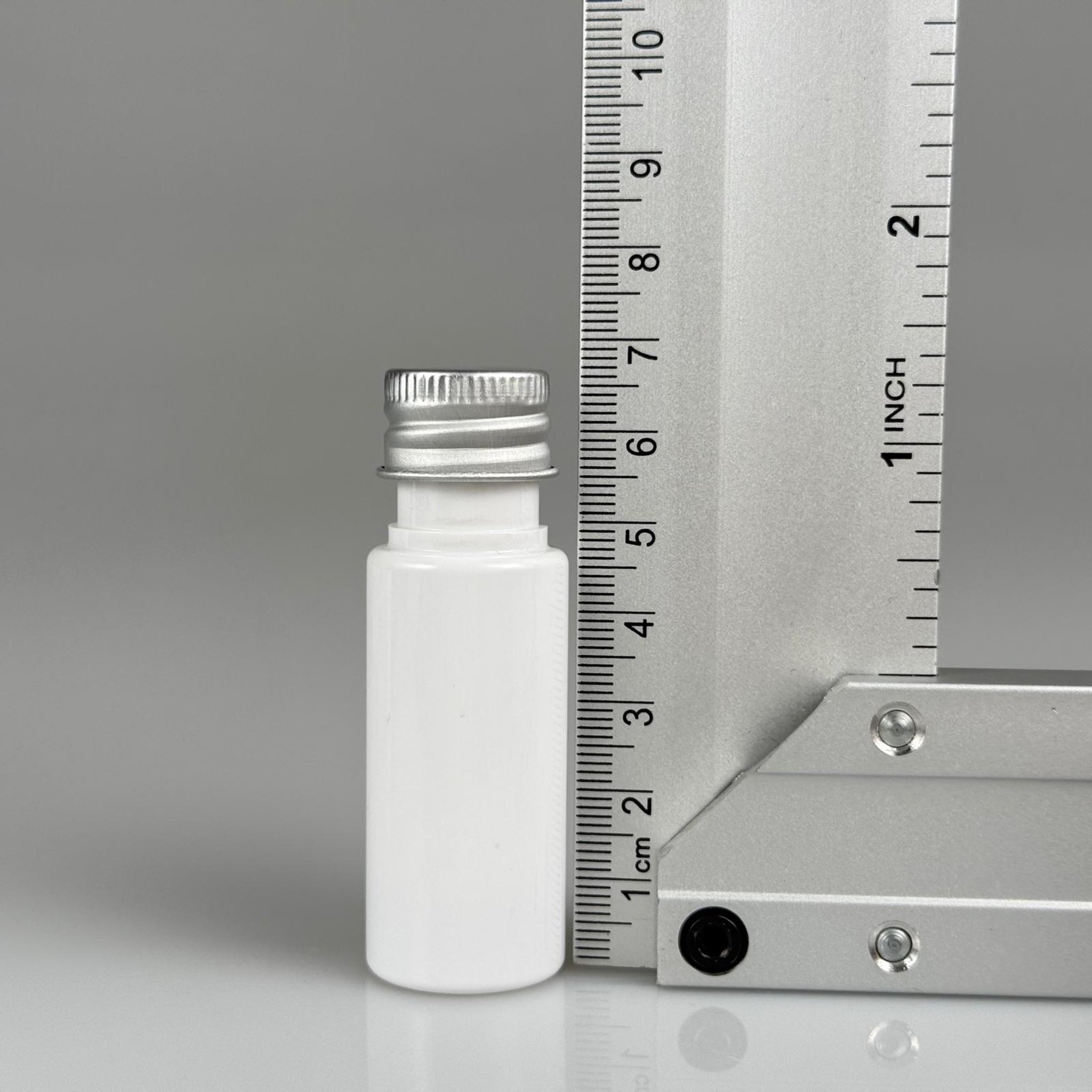 15 CC BEYAZ SİLİNDİR PET ŞİŞE + KÖPÜK CONTALI GÜMÜŞ ALÜMİNYUM METAL KAPAKLI + DAMLALIKLI KOLONYA TIPALI TAKIML - 15 ML BEYAZ PET ŞİŞE