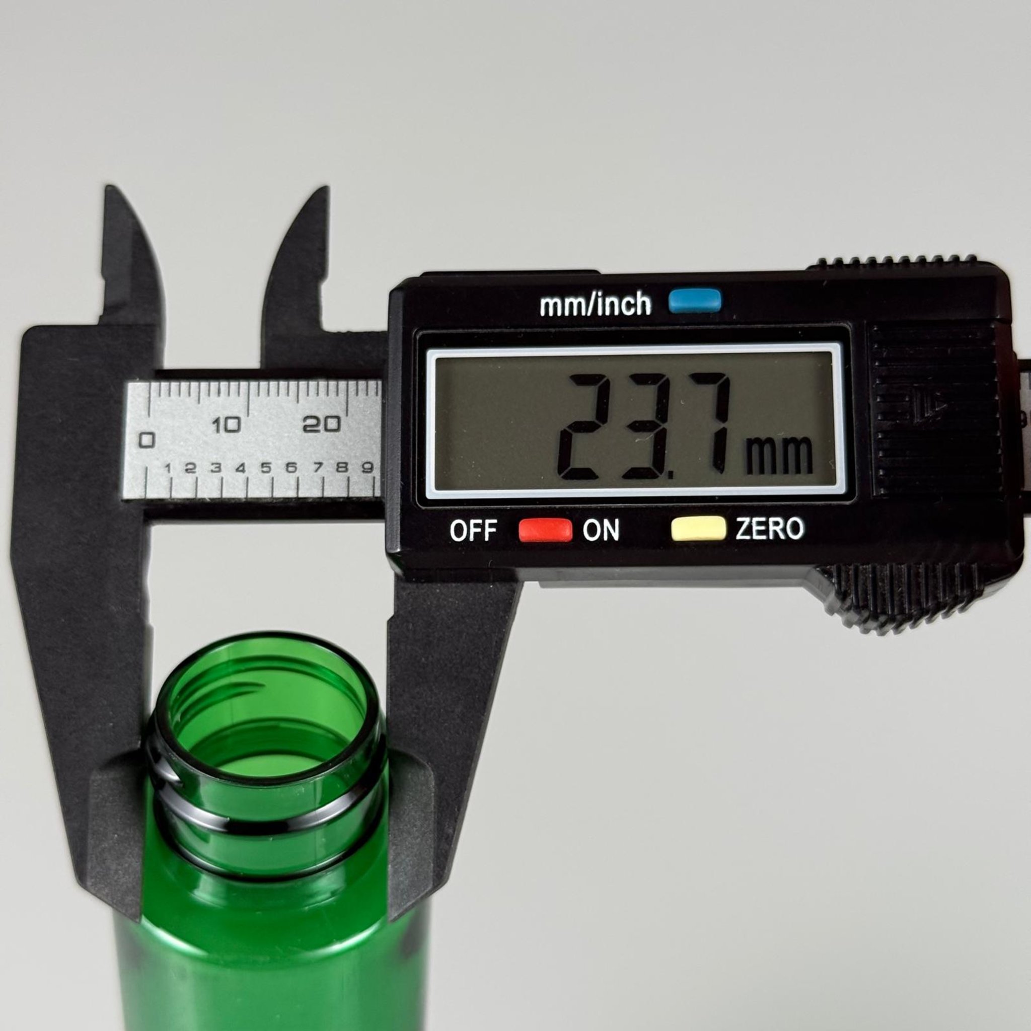 100 CC YEŞİL UZUN KÜT SİLİNDİR PET ŞİŞE (24 GR) 24 MM EP