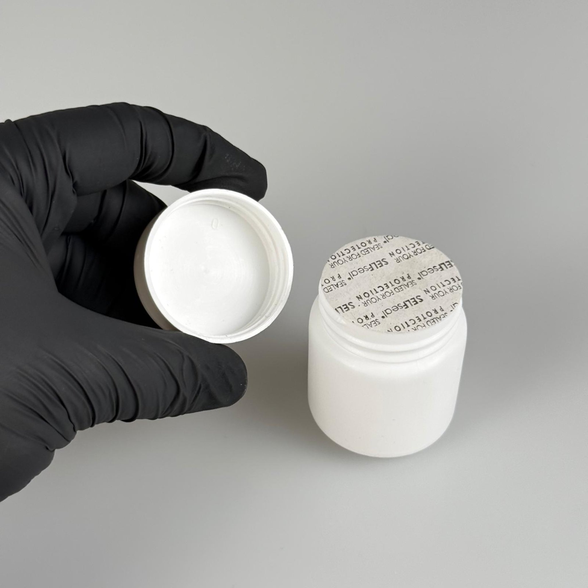 50 CC BEYAZ SERT POLİETİLEN ŞİŞE + BEYAZ PLASTİK KAPAKLI + KENDİNDEN YAPIŞKANLI KÖPÜK CONTALI - 50 ML POLİETİLEN ŞİŞE