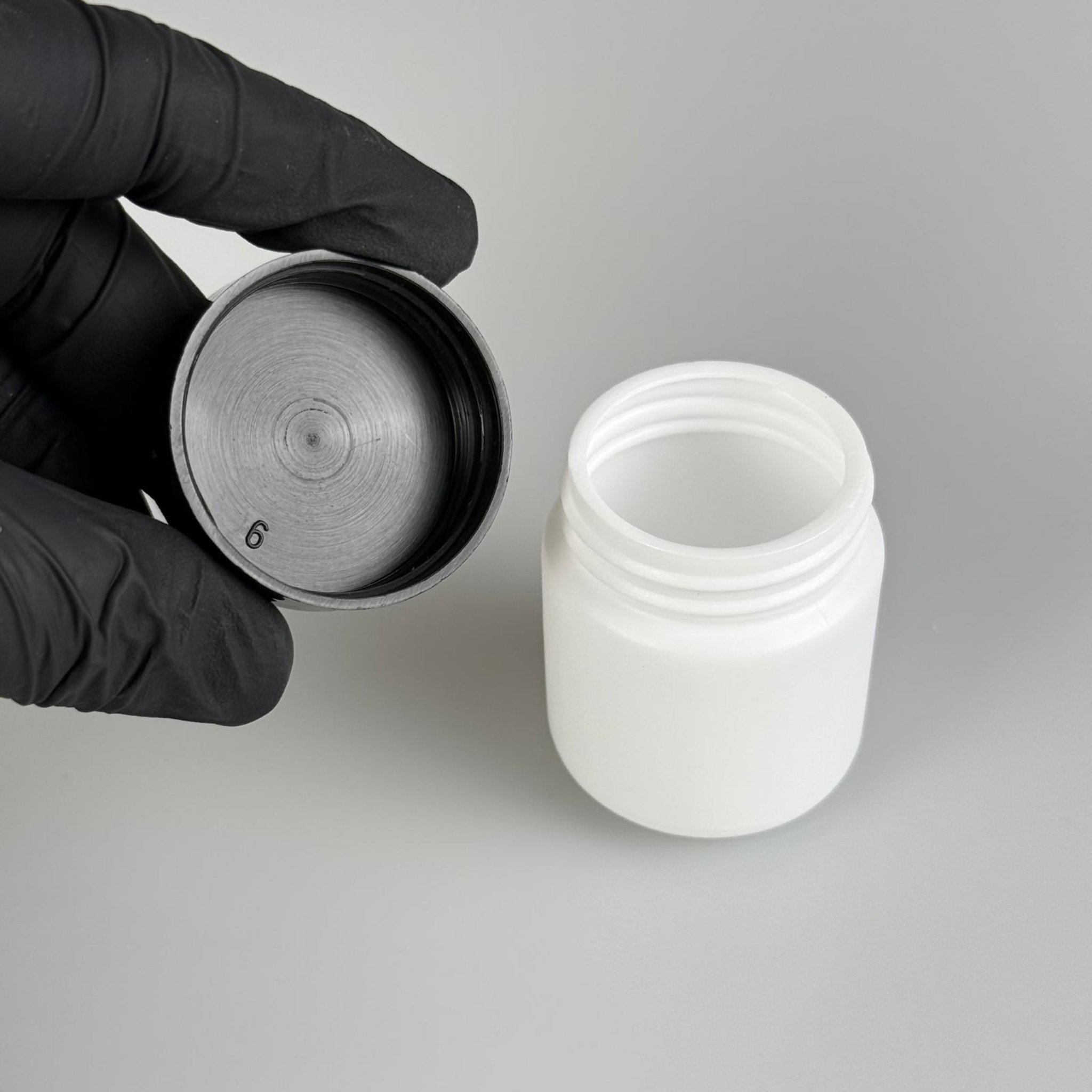50 CC BEYAZ SERT POLİETİLEN ŞİŞE + SİYAH PLASTİK KAPAKLI - 50 ML POLİETİLEN ŞİŞE