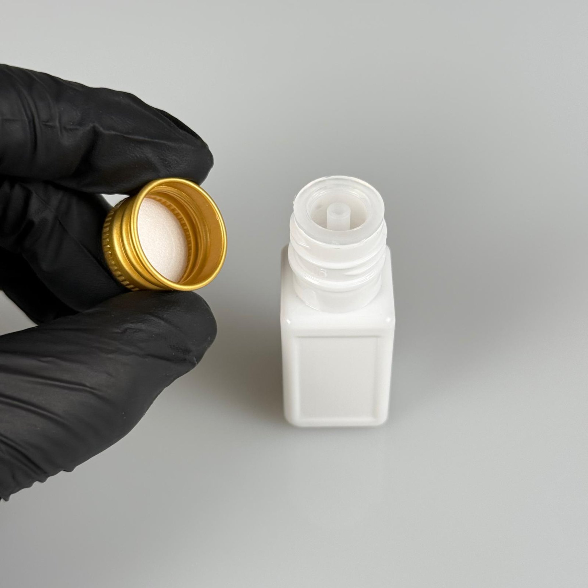 10 CC BEYAZ KARE PET SHOT ŞİŞE - KÖPÜK CONTALI GOLD ALÜMİNYUM METAL KAPAKLI + DAMLALIKLI KOLONYA TIPALI TAKIM - 10 ML PLASTİK ŞİŞE