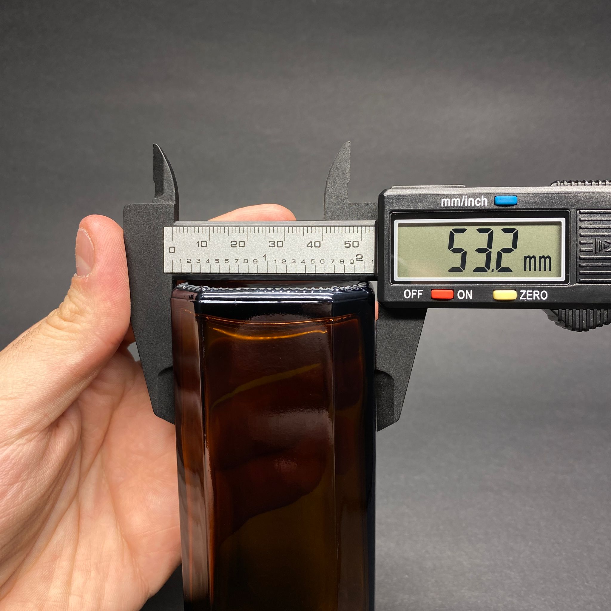 100 CC AMBER YASSI CAM ŞİŞE - SİYAH PLASTİK KAPAKLI - 100 ML KAHVERENGİ YASSI MODEL CAM ŞİŞE