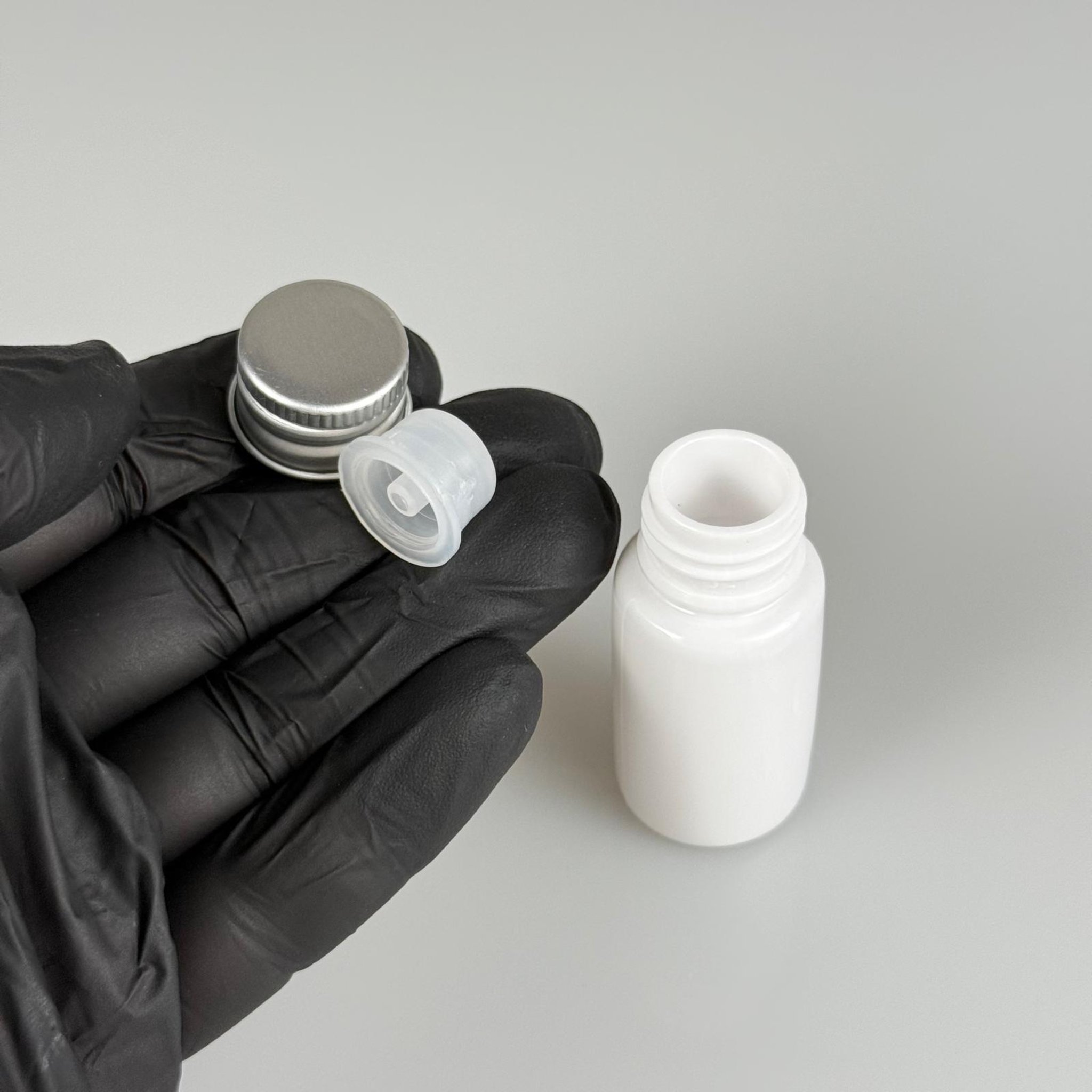 10 CC BEYAZ PET SHOT ŞİŞE - KÖPÜK CONTALI GÜMÜŞ ALÜMİNYUM METAL KAPAKLI + DAMLALIKLI KOLONYA TIPALI TIPALI TAKIM - 10 ML PLASTİK ŞİŞE